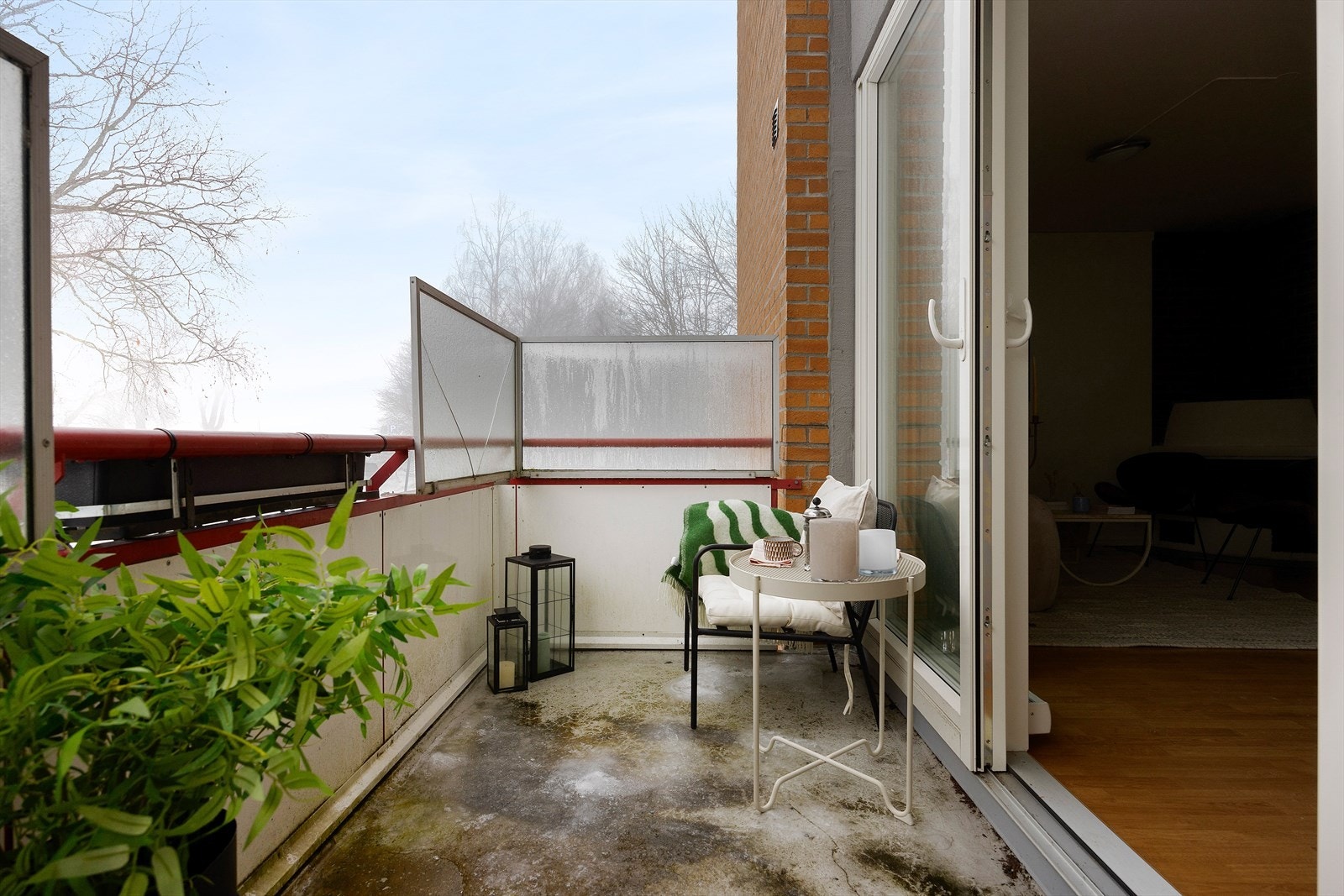 Fra stuen er det direkte utgang til nordvestvendt balkong. Galleribilde