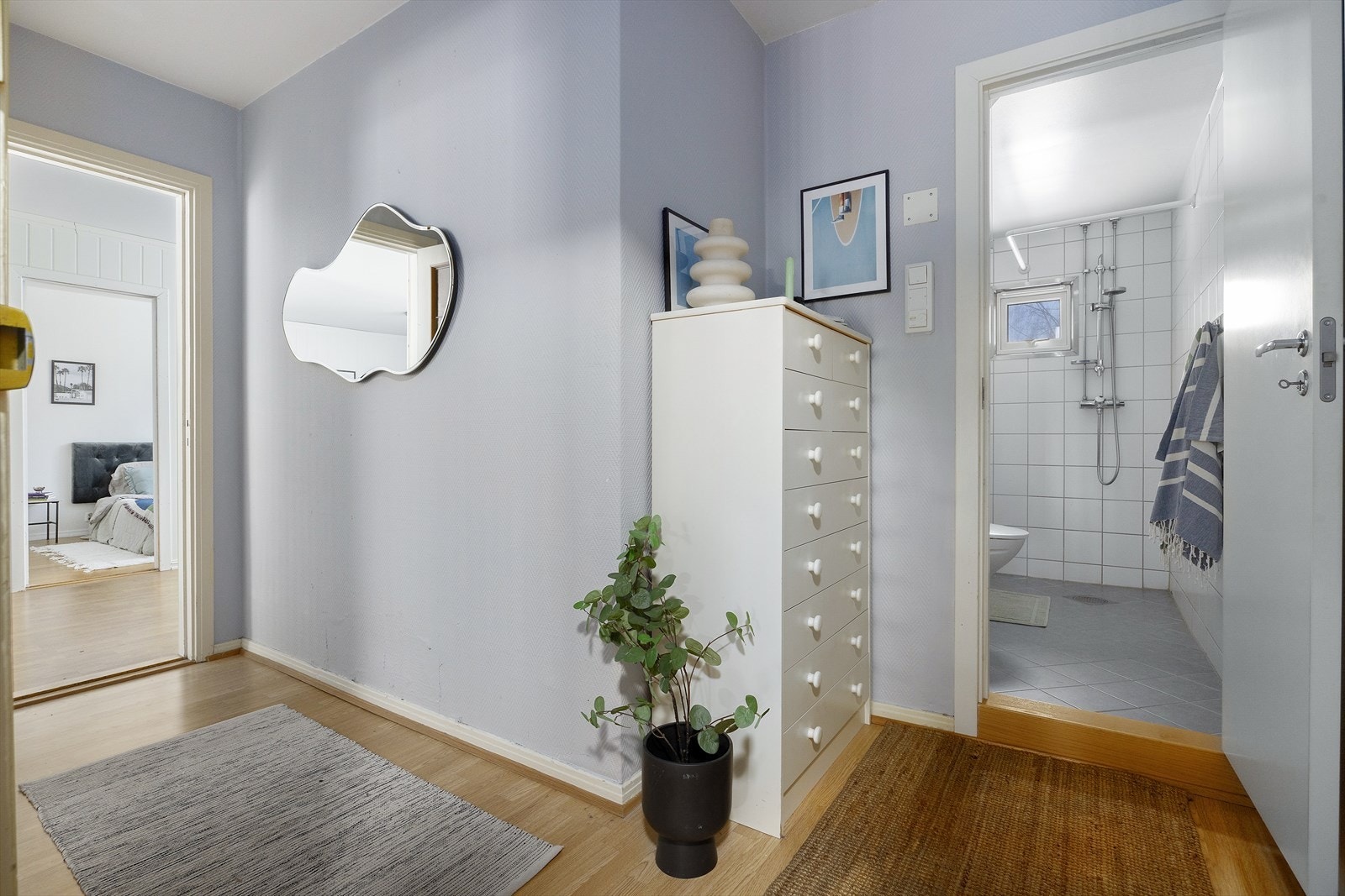 Romslig entrè hvor du enkelt kan henge fra deg yttertøyet. Galleribilde