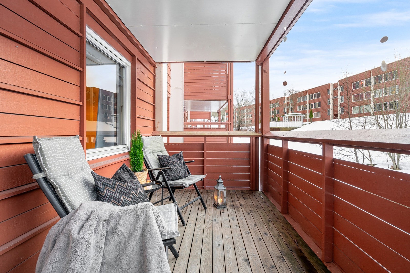 Balkongen har godt med plass til ønsket utemøblement. Galleribilde