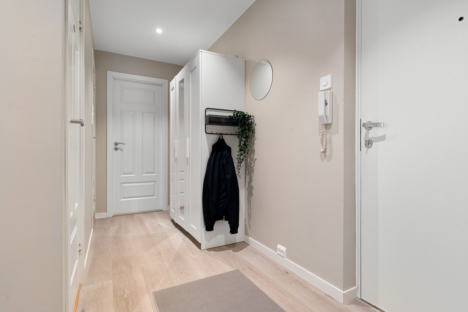 Det medfølger også 3 boder som har svært godt med lagringsplass. Galleribilde