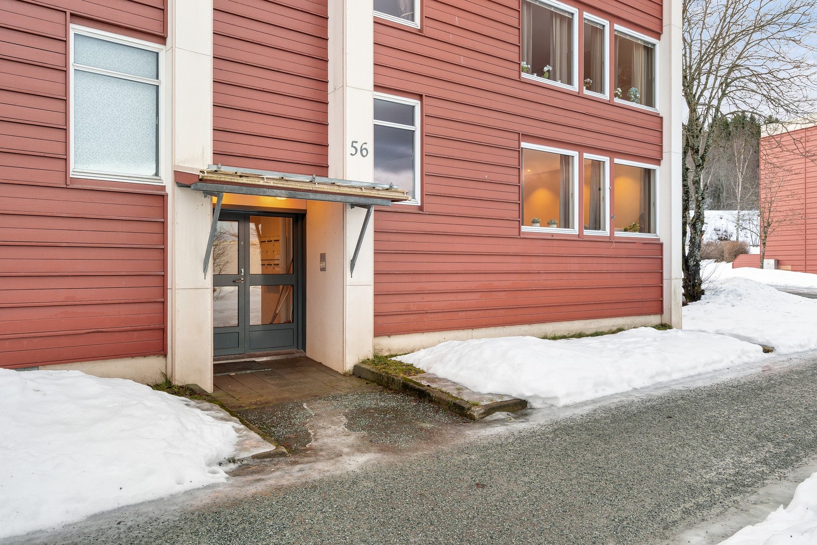 Parkering på felles oppstillingsplass like utenfor døren. Galleribilde