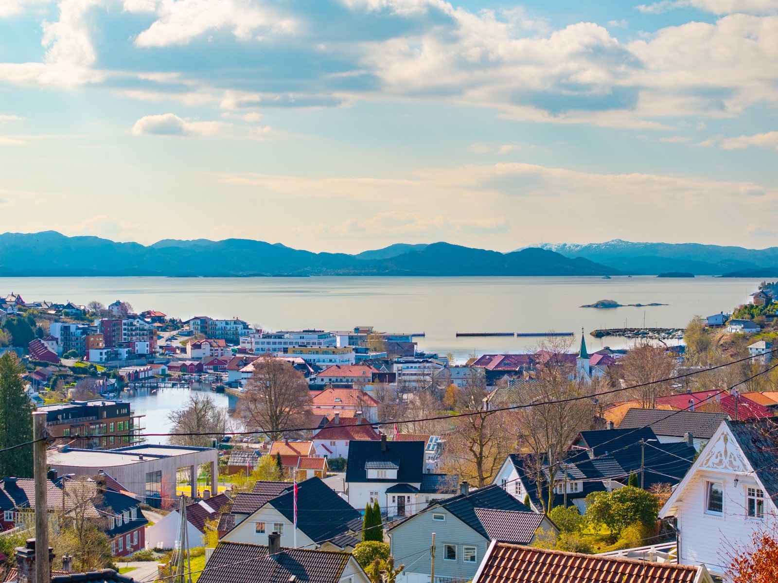 Fantastisk utsikt over praktfult Vestlandslandksap med fjord og fjell Galleribilde