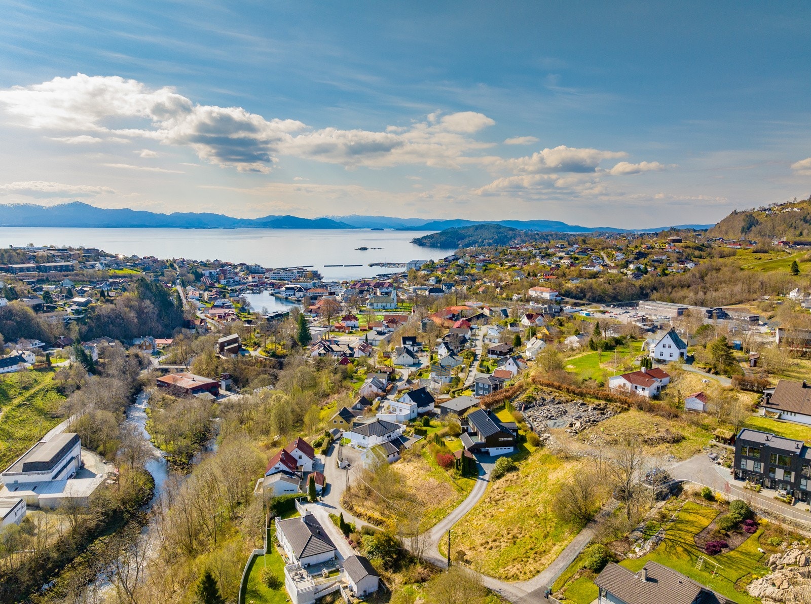 Fra eiendommen er det kort vei til både butikker, kollektivtransport, skole, barnehage og fantastiske turmuligheter Galleribilde