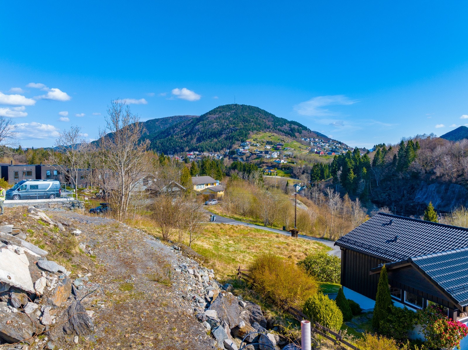 Fra tomten er det også fin utsikt mot de Landlige omgivelsene i Hegglandsdalen Galleribilde