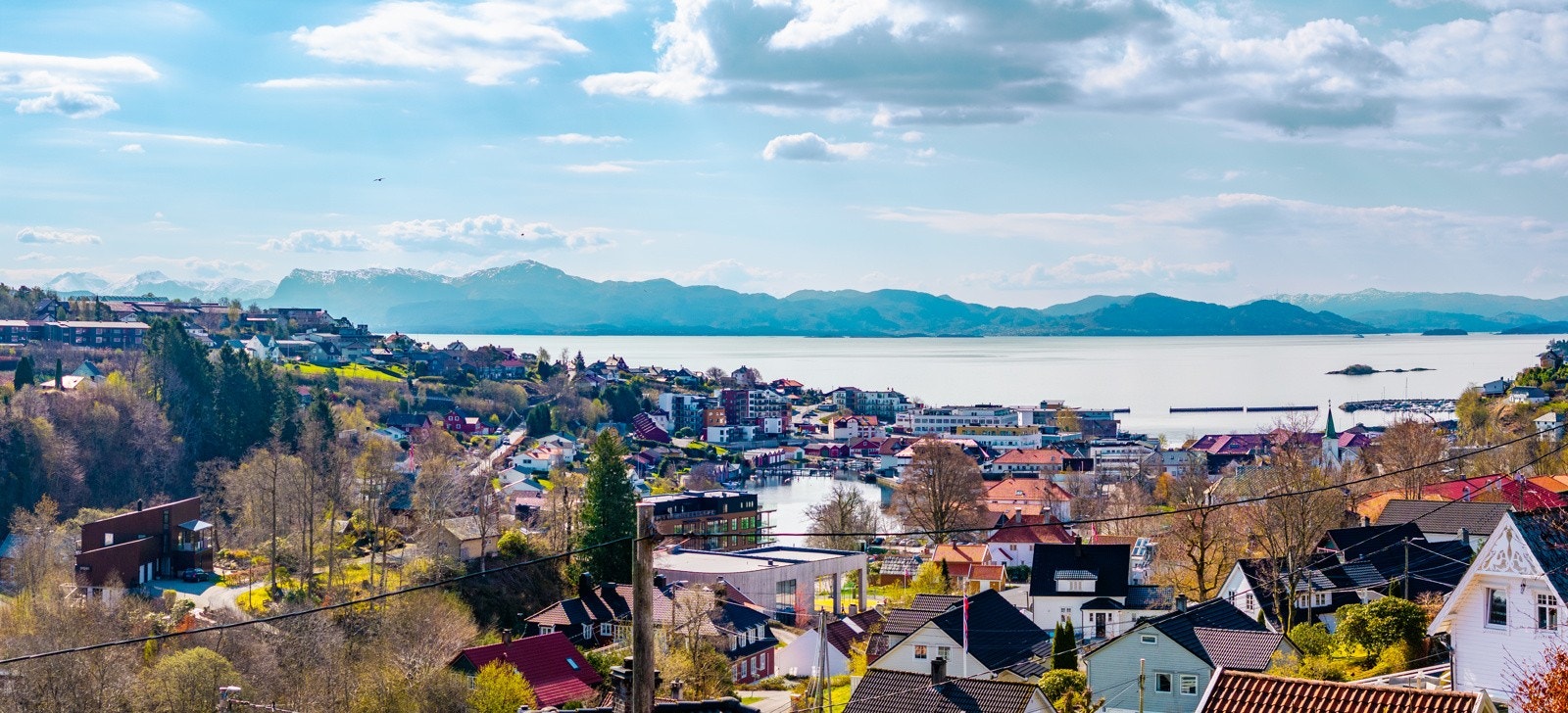 Eiendommen har praktfull utsikt over Osøyro med Bjørnafjorden og Tysnes i bakgrunnen Galleribilde
