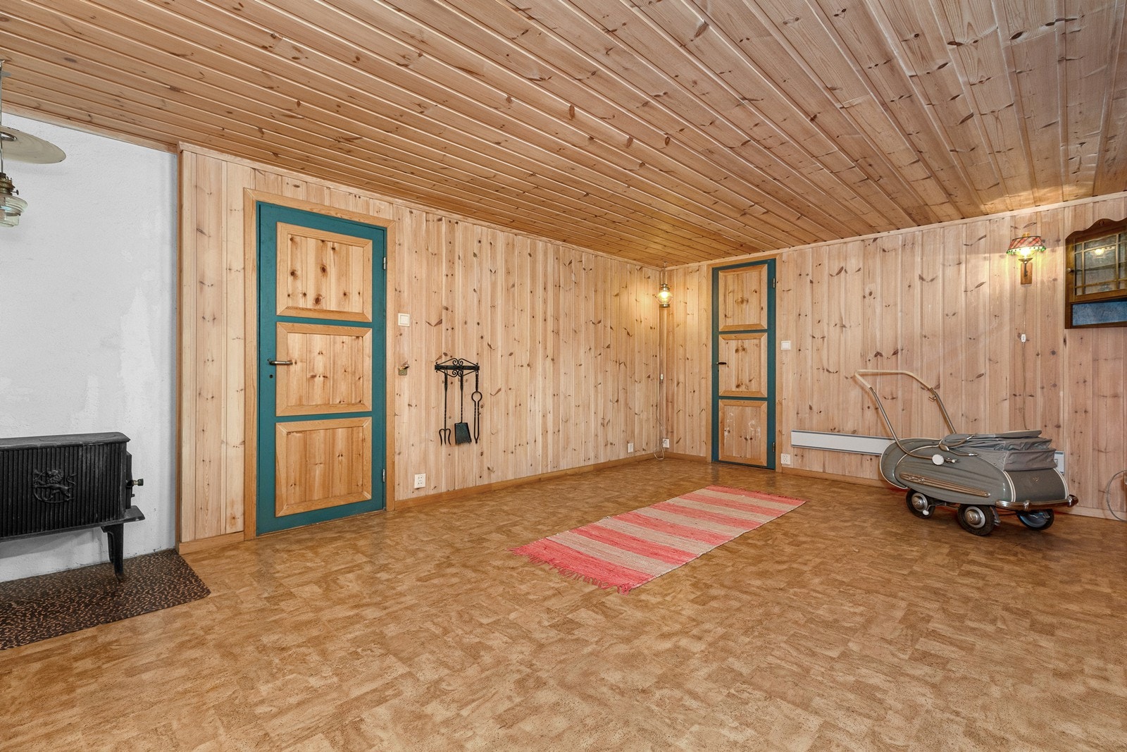 Stort kjellerareal med små kjellervinduer. Galleribilde