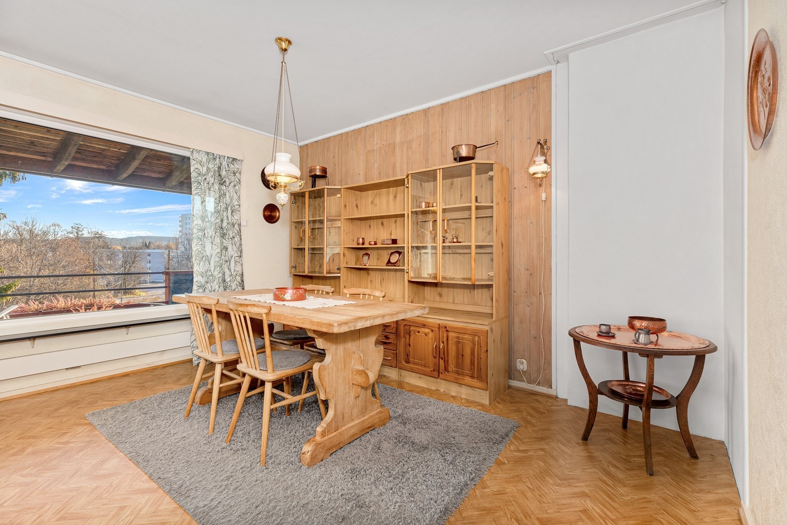 Det er pipeløp i høyre hjørne av stuen. Galleribilde