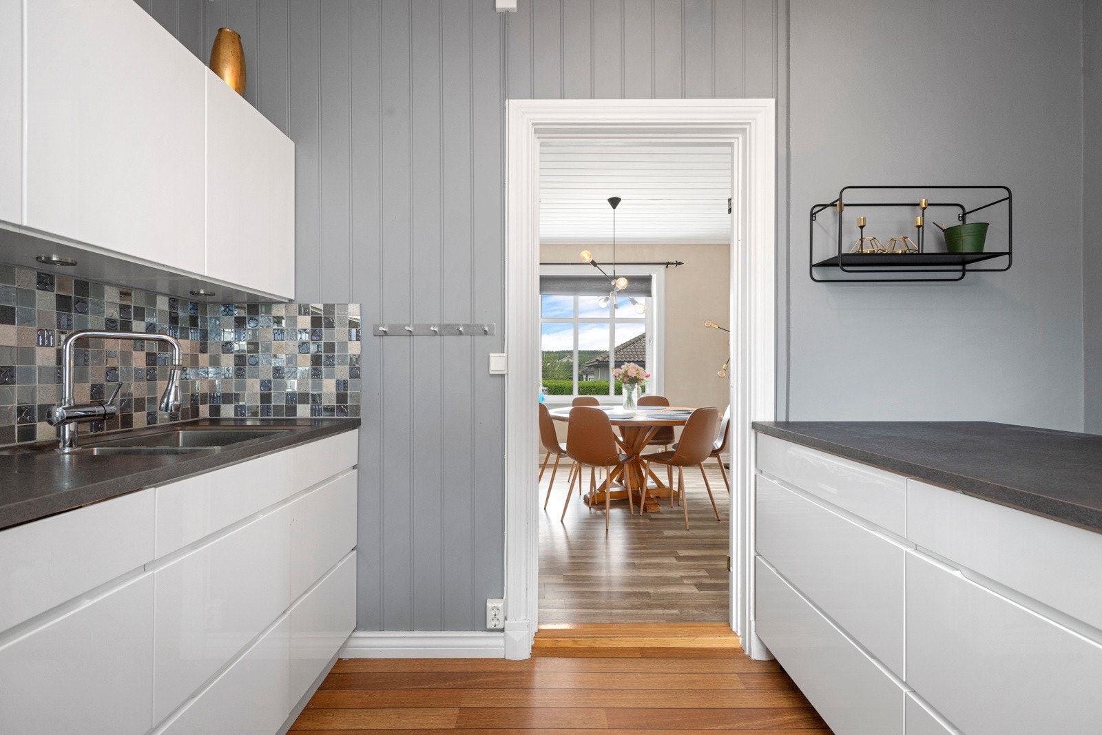 Fra kjøkken ut til spisestue Galleribilde