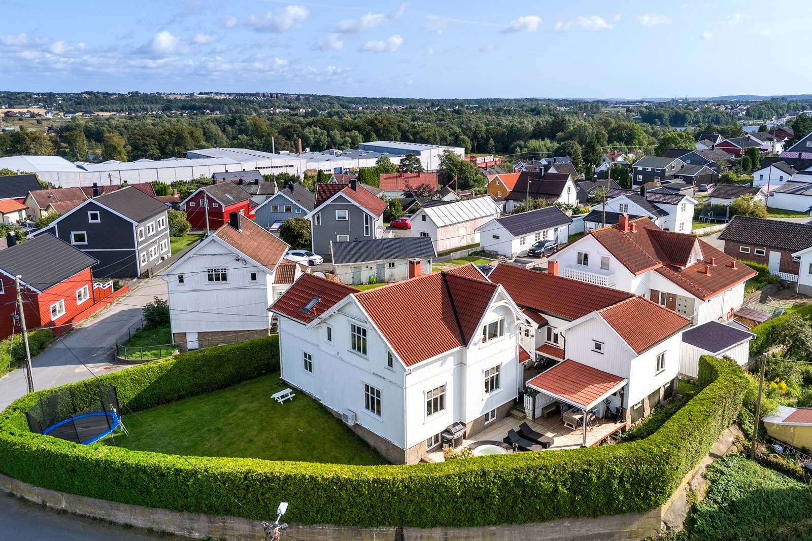Innholdsrik eiendom beliggende på hjørnetomt Galleribilde