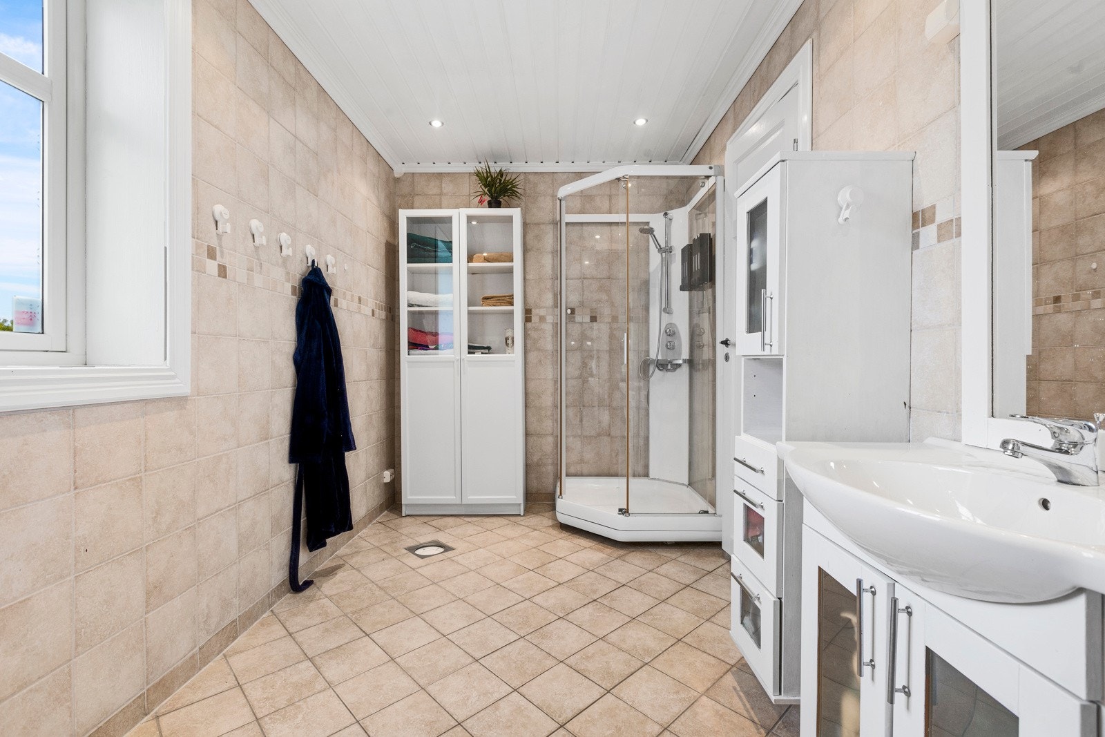 Stort flislagt bad Galleribilde