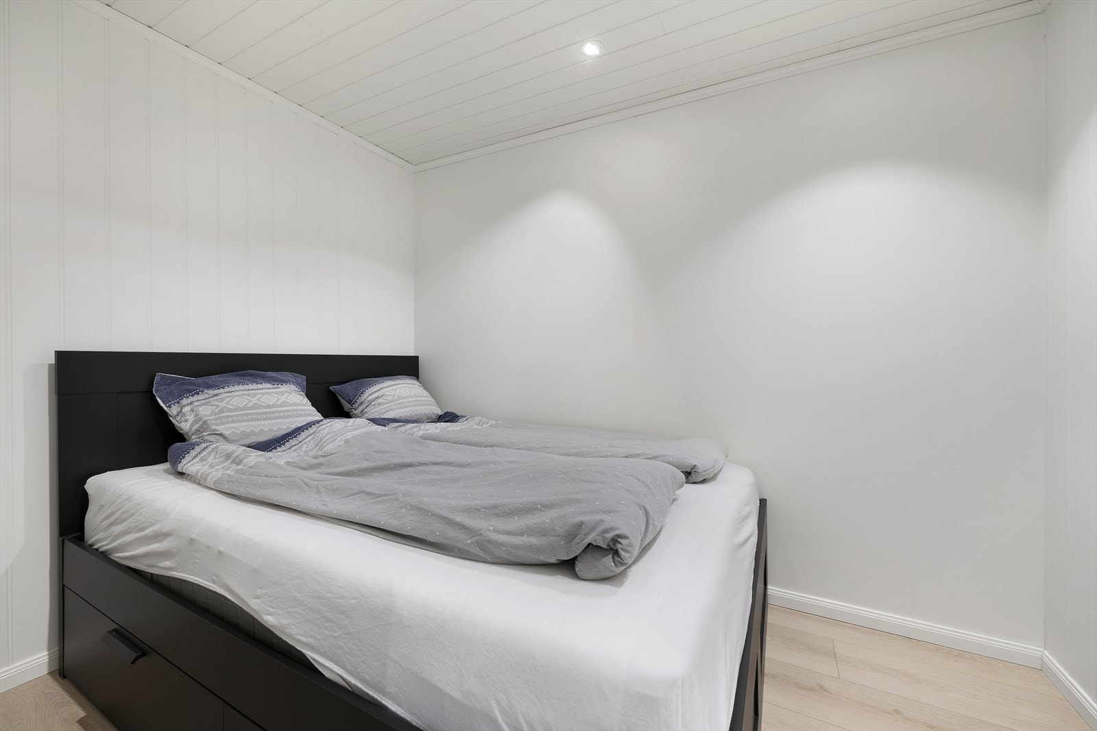 Soverom I har god plass til en dobbeltseng, med praktiske garderobeskap på hver side av sengen. Galleribilde