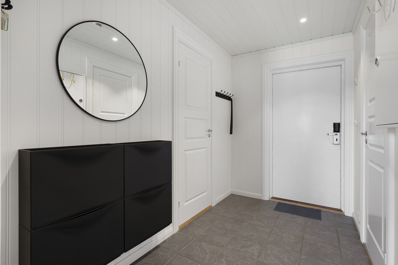 Ved inngangen er det montert hyller for oppbevaring samt et stort speil. Galleribilde