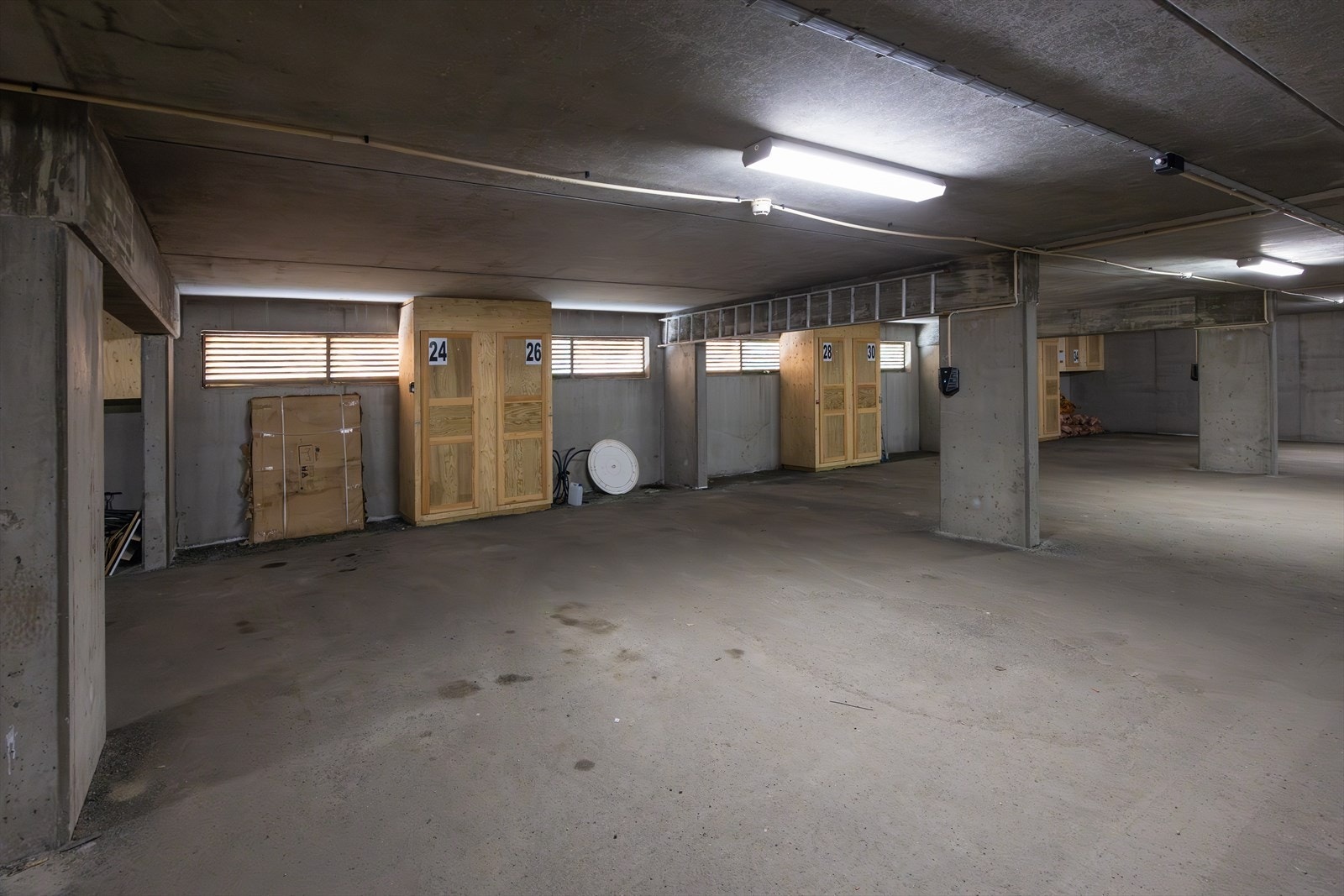 Leiligheten har egen garasjeplass samt tilhørende sportsbod. Galleribilde