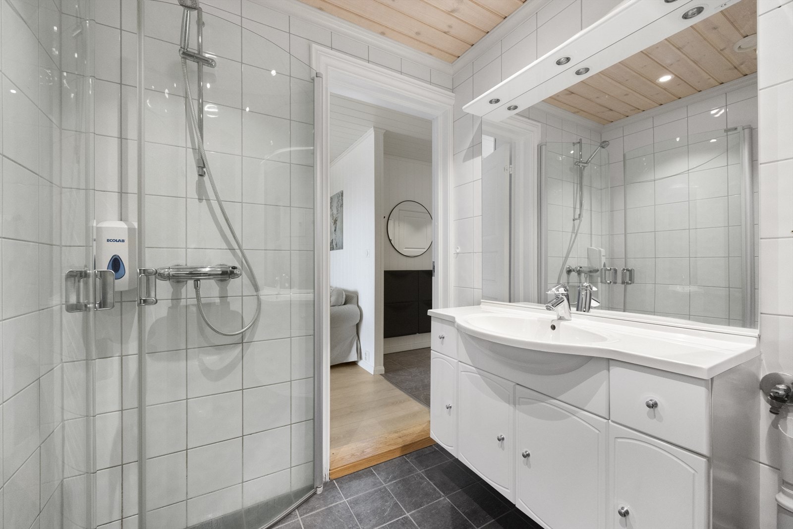 Badet er også utstyrt med downlights i himlingen. Galleribilde