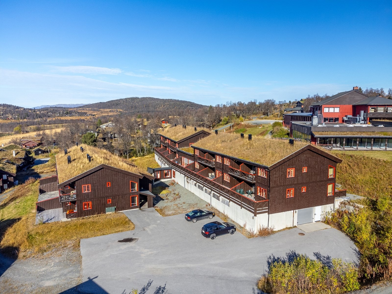 Det er utmerkede parkeringsmuligheter ute på asfaltert plass for gjester, samt parkering i felles garasjeanlegg tilhørende leiligheten Galleribilde