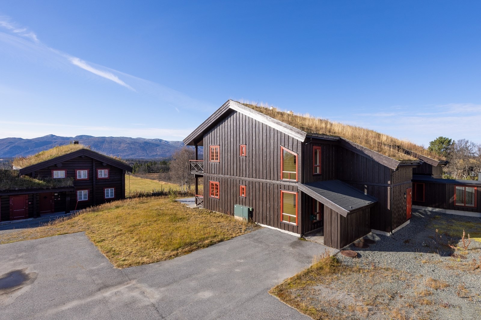 Siden av bygget. Her er deg inngang og parkering for gjester. Galleribilde