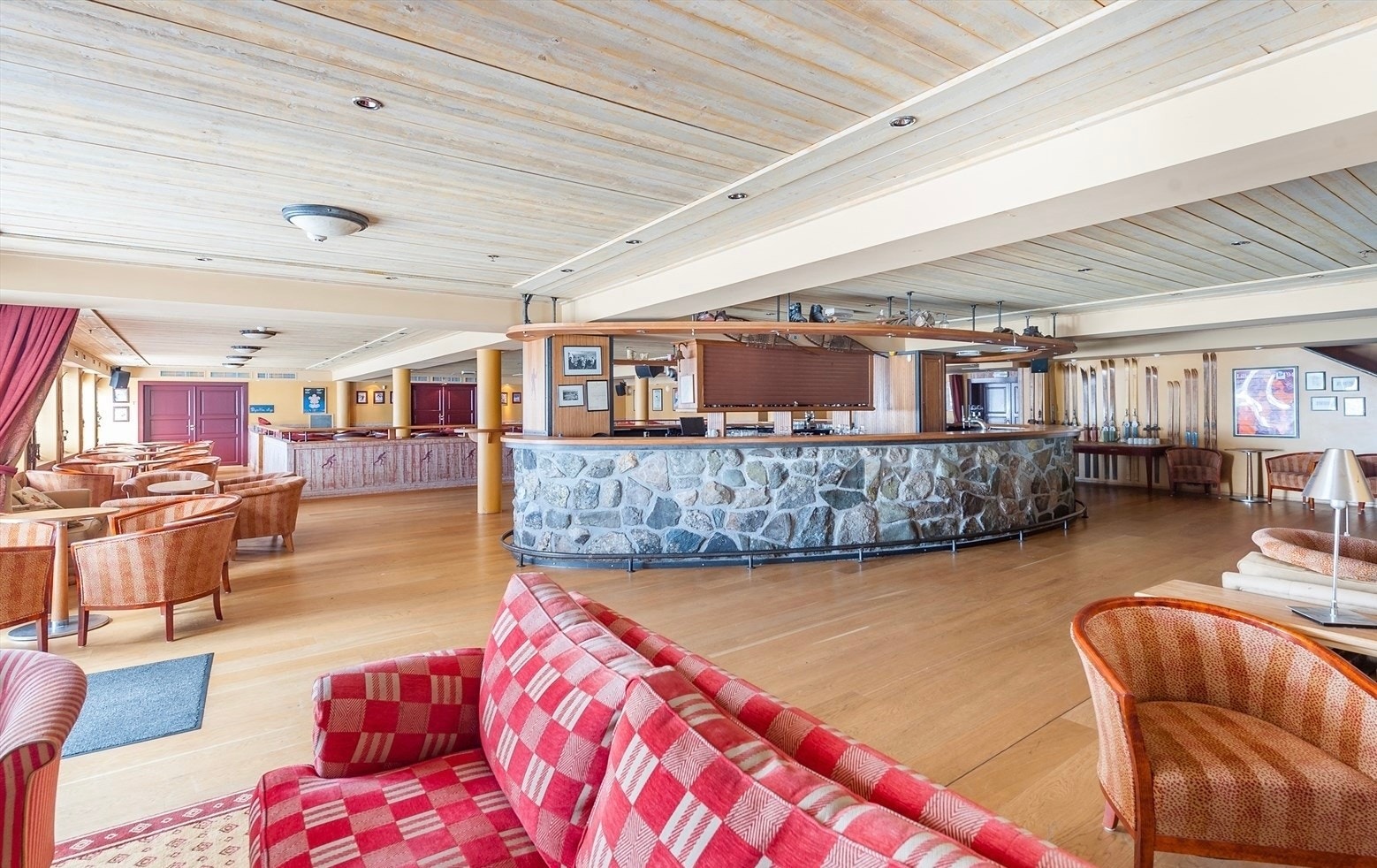 Fra leiligheten er det trappe- og korridorforbindelse til hotellets foaje, restaurant, velværeavdeling og øvrige fellesområder. Her har du direkte tilgang alle hotellfasiliteter. Galleribilde