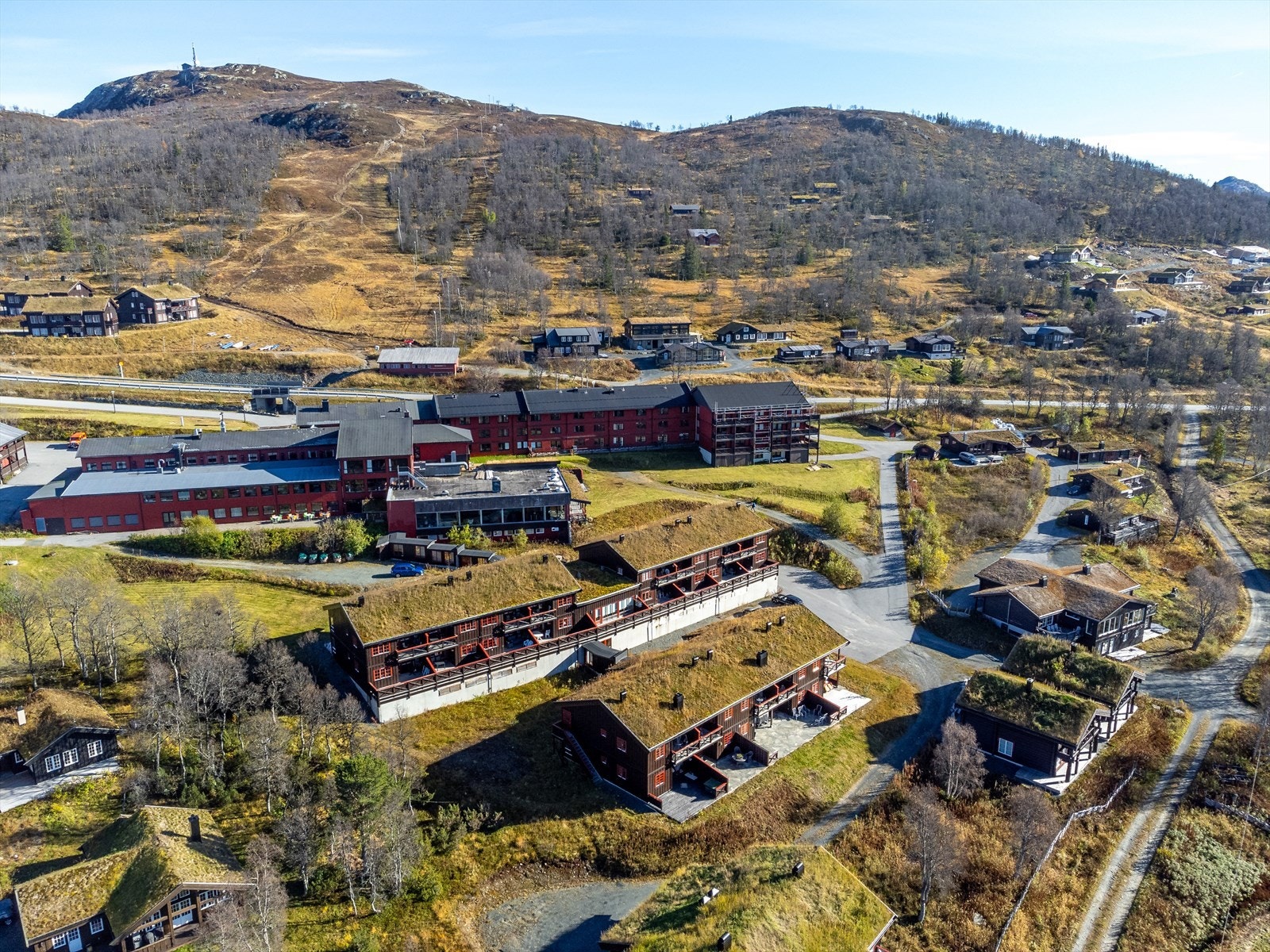 Boligen ligger midt i smørøyet på høyfjellet, med nærhet til alt man trenger for å nyte fjellivet. Galleribilde