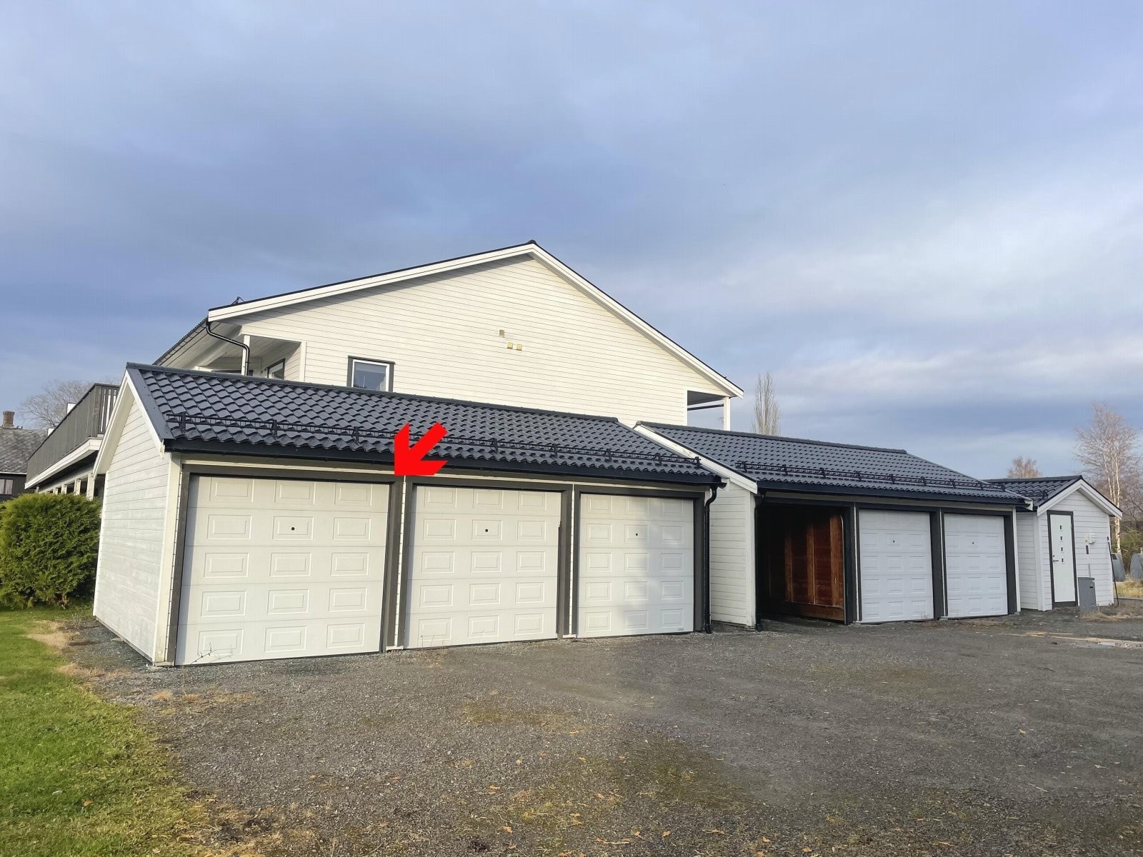 Garasje i felles garasjerekke Galleribilde