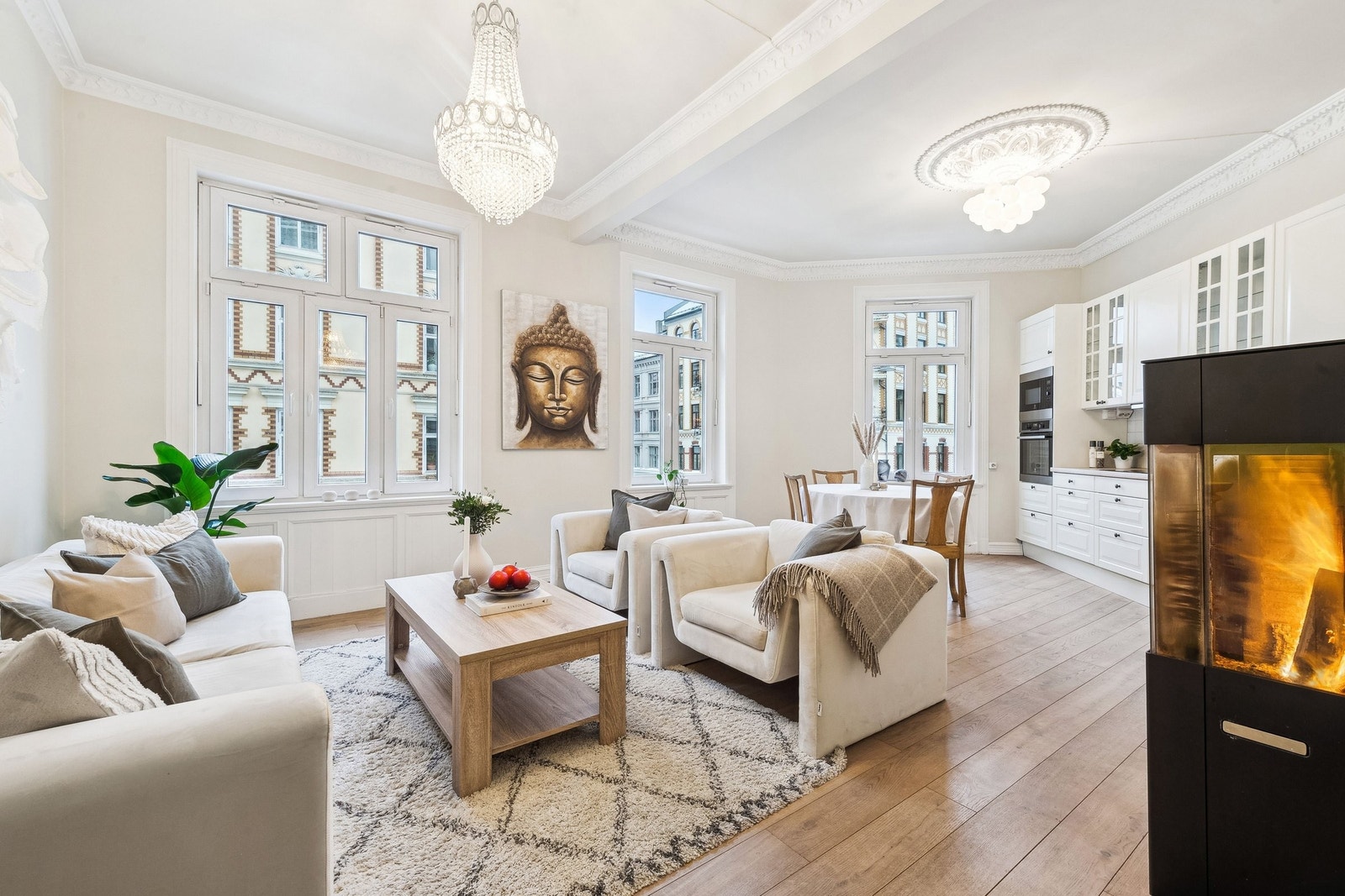 Åpen stue- og kjøkkenløsning med god plass til egen spisebord- og sofasone Galleribilde