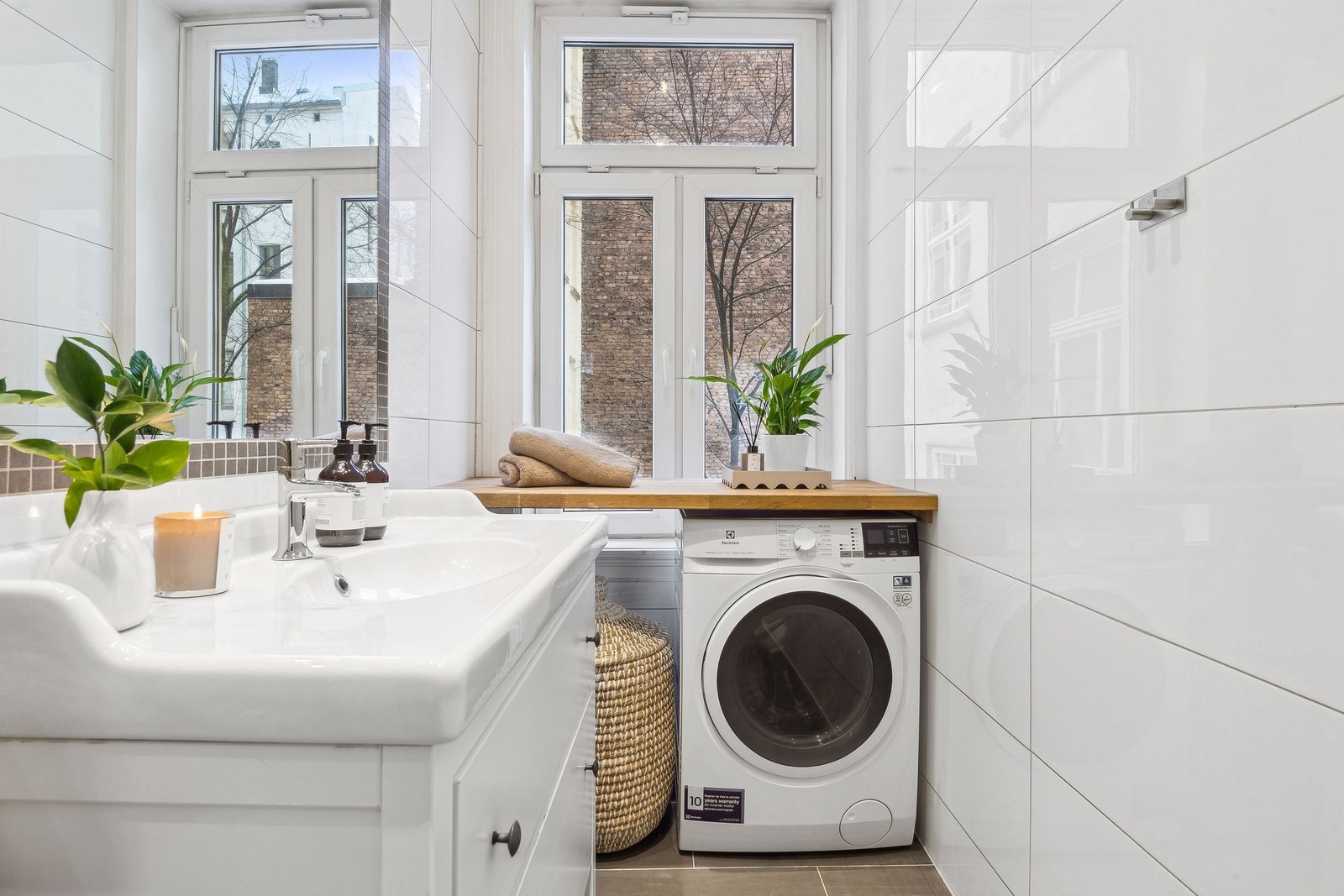 Praktisk benkeplate over vaskemaskin. Perfekt som stellebord eller til bretting av klær Galleribilde