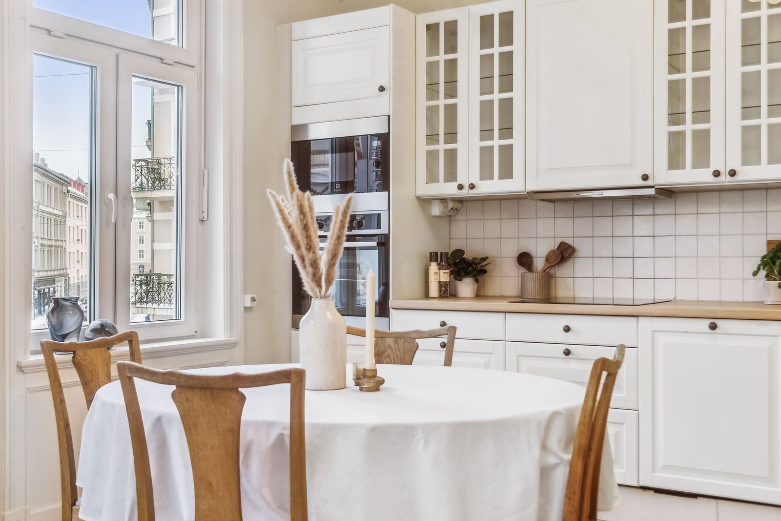 Hjørnebeliggenheten gjør leiligheten lys og trivelig Galleribilde