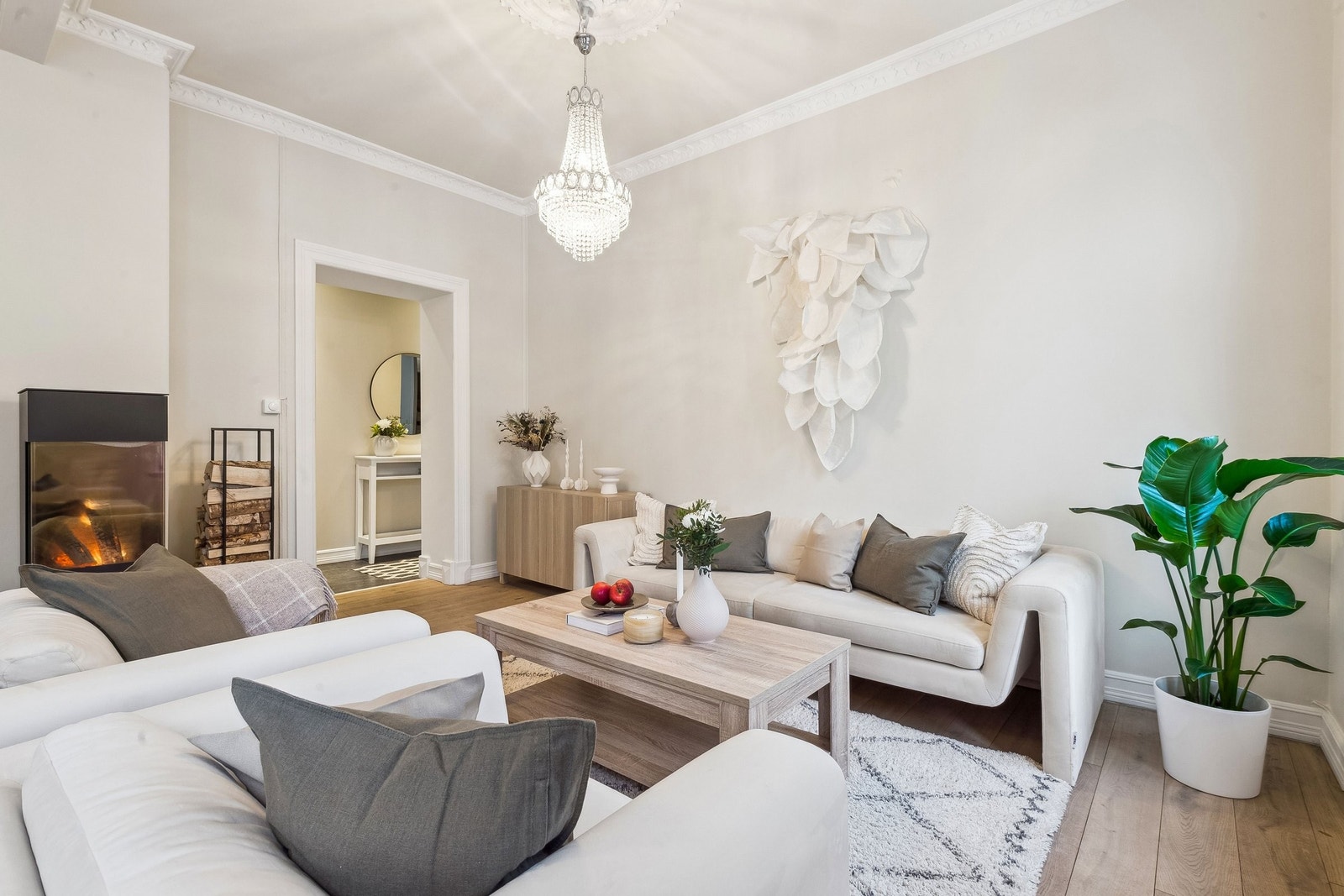 Peisen skaper en lun atmosfære og varmer svært godt Galleribilde