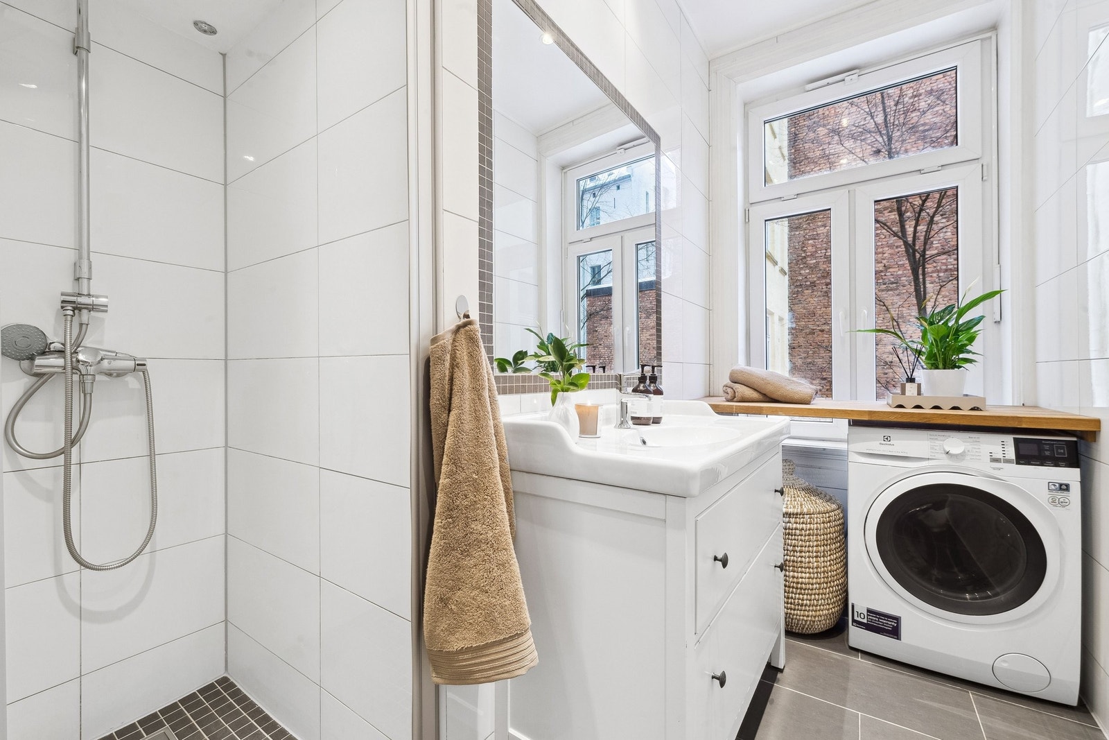 Lyst og trivelig bad vendt mot bakgård med innstøpt dusj som gir hotellfølelsen. Galleribilde