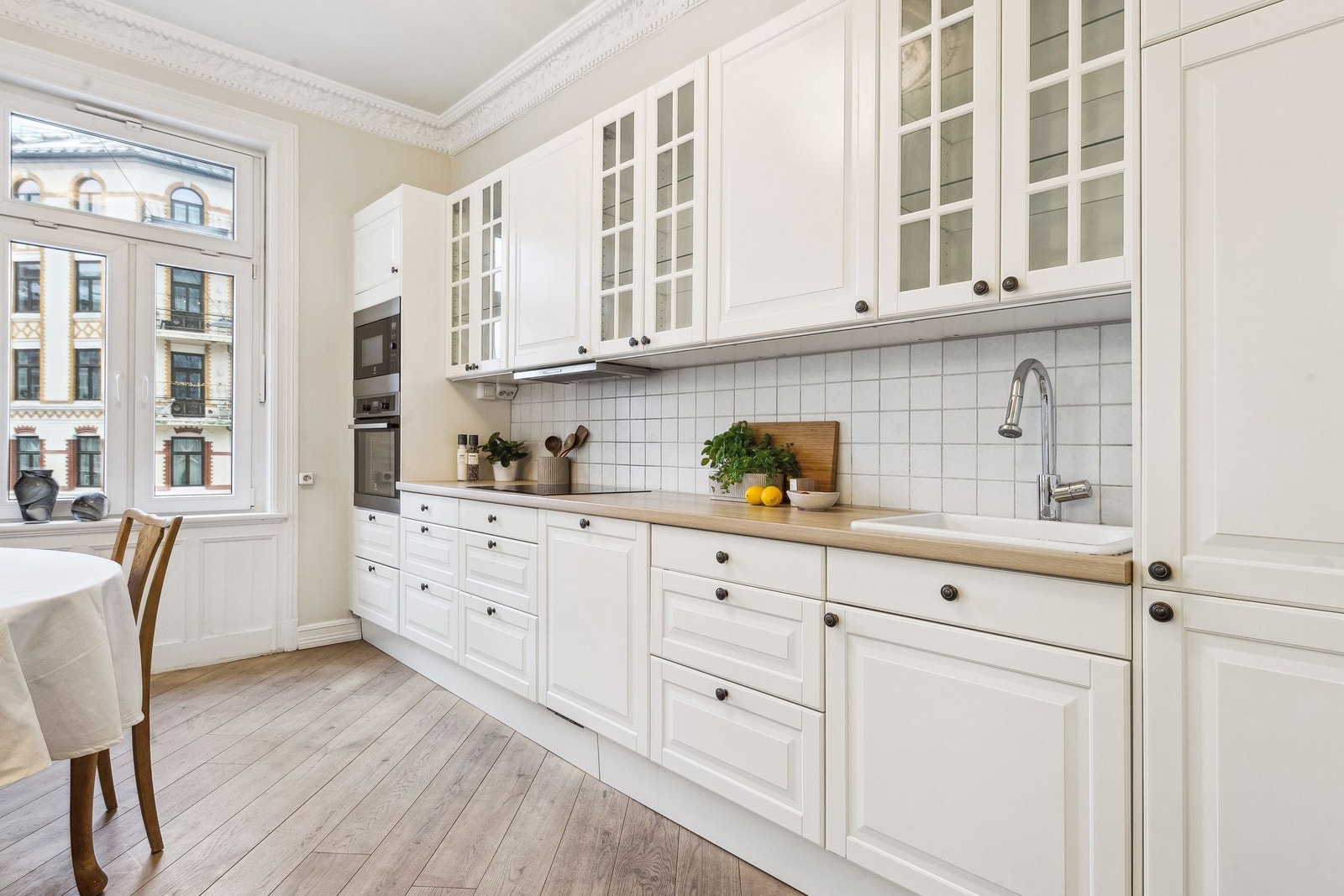 Klassisk kjøkken med god lagringsplass Galleribilde