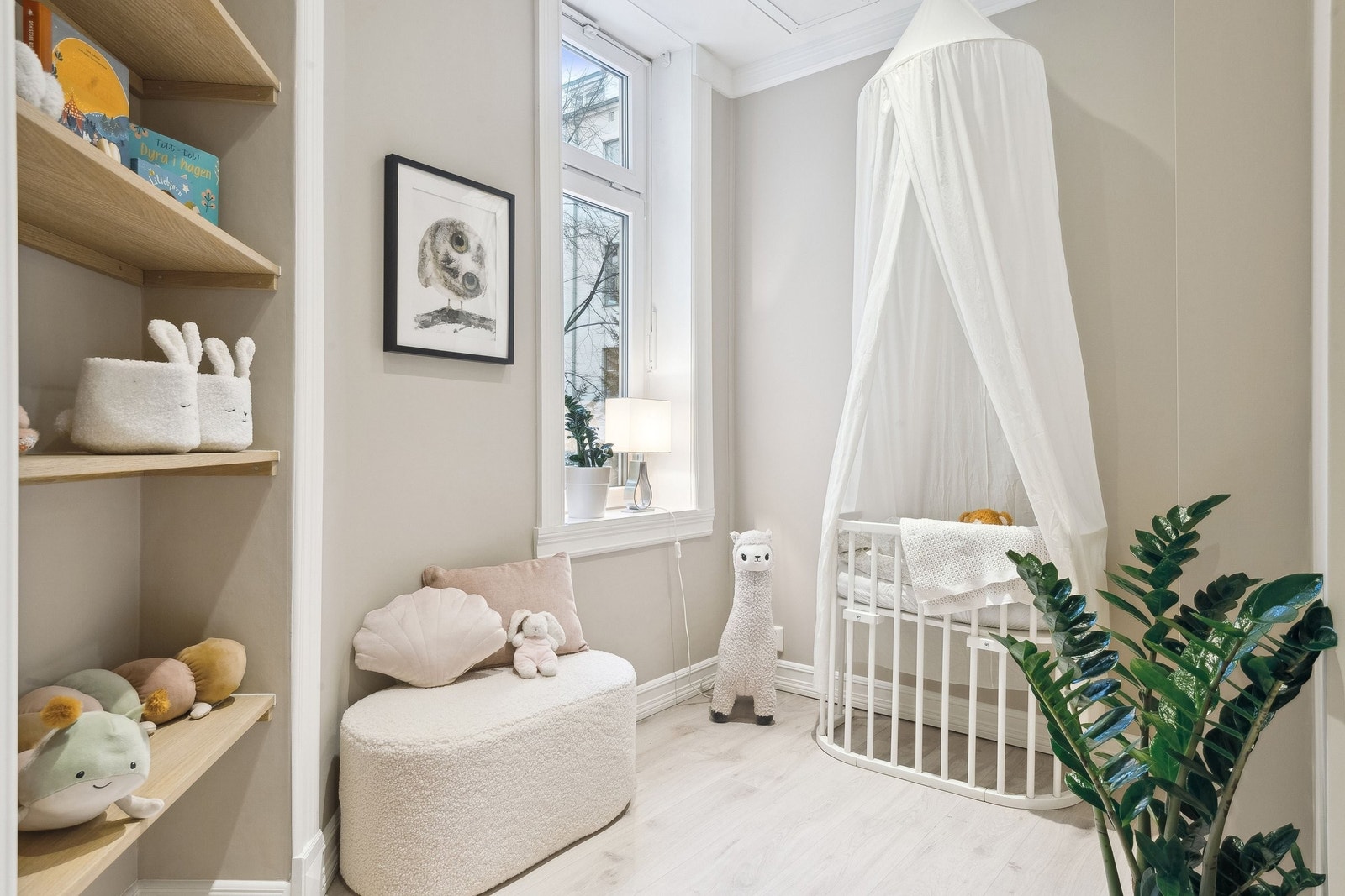 Soverom nr. 2. Plass til 120cm seng. Egner seg også godt som kontor. Vendt ut mot bakgård. Galleribilde