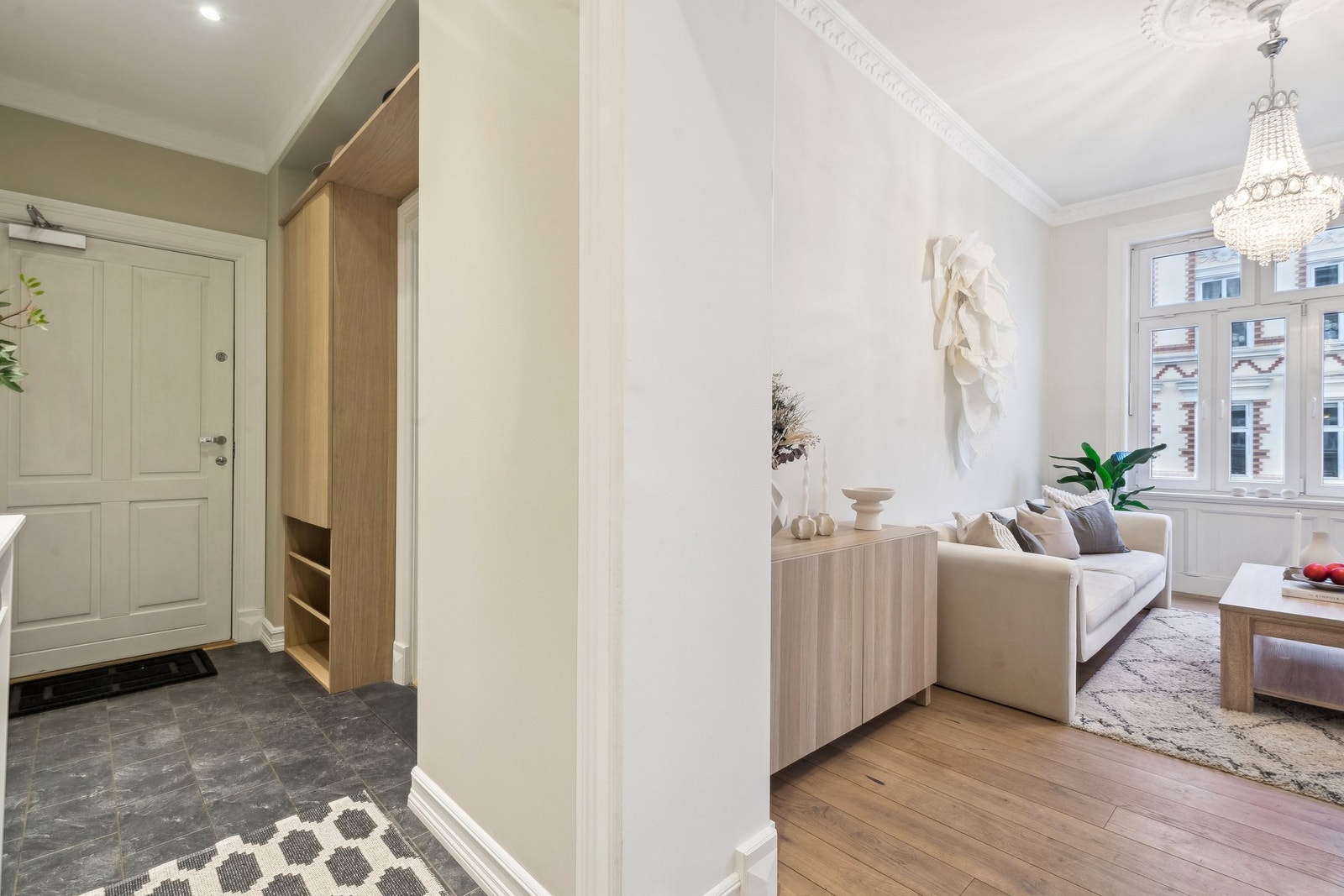 Spesialbygget klesskap i entreen laget av møbelsnekker i 2024. Galleribilde