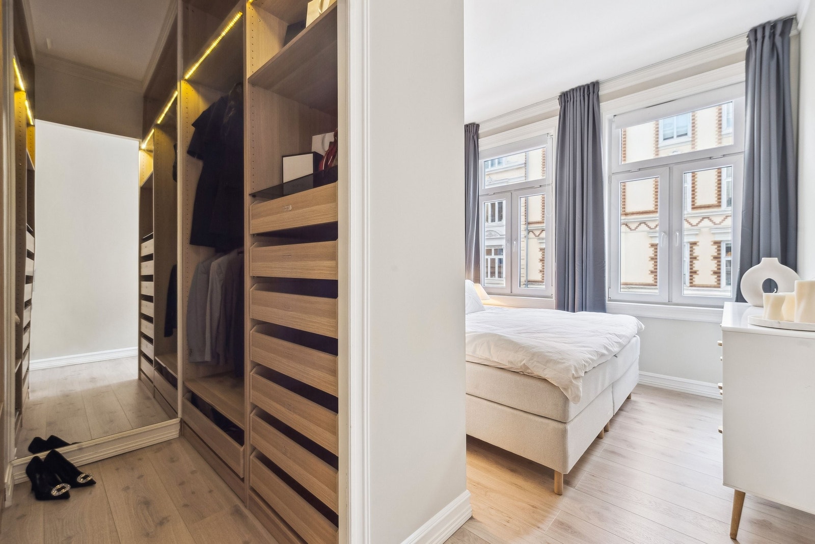 Walk-in closet med rikelig plass Galleribilde