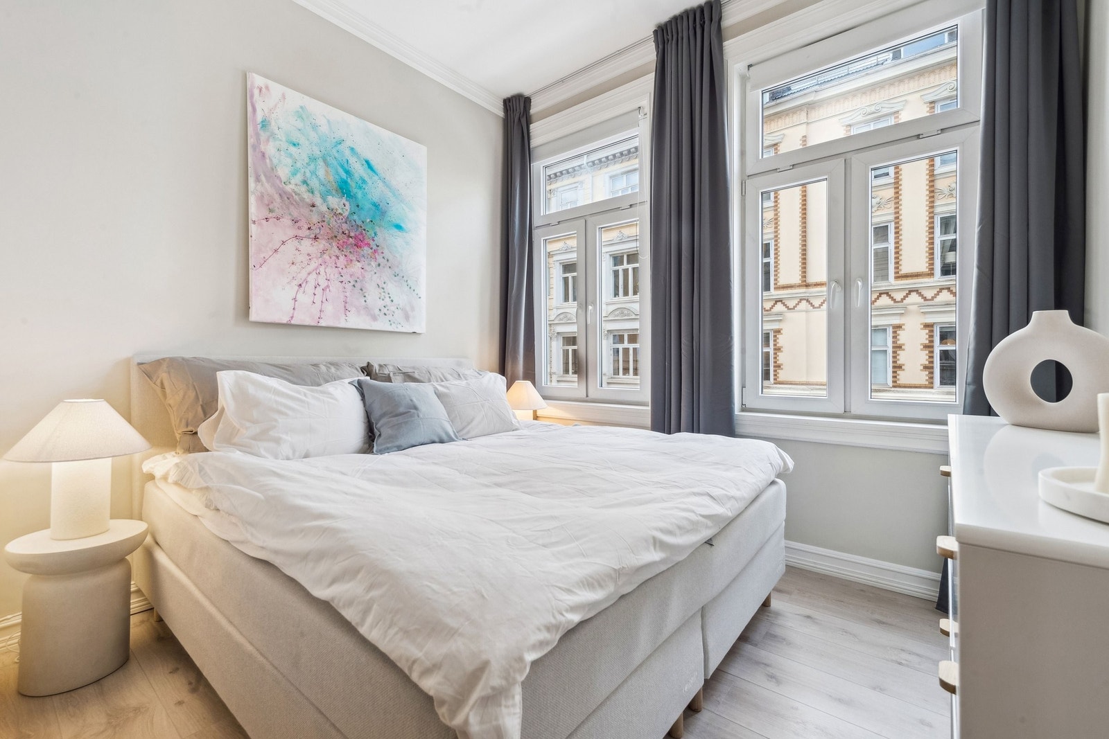 Hovedsoverommet har god plass til stor seng og kommode, og ligger ut mot rolig gate Galleribilde