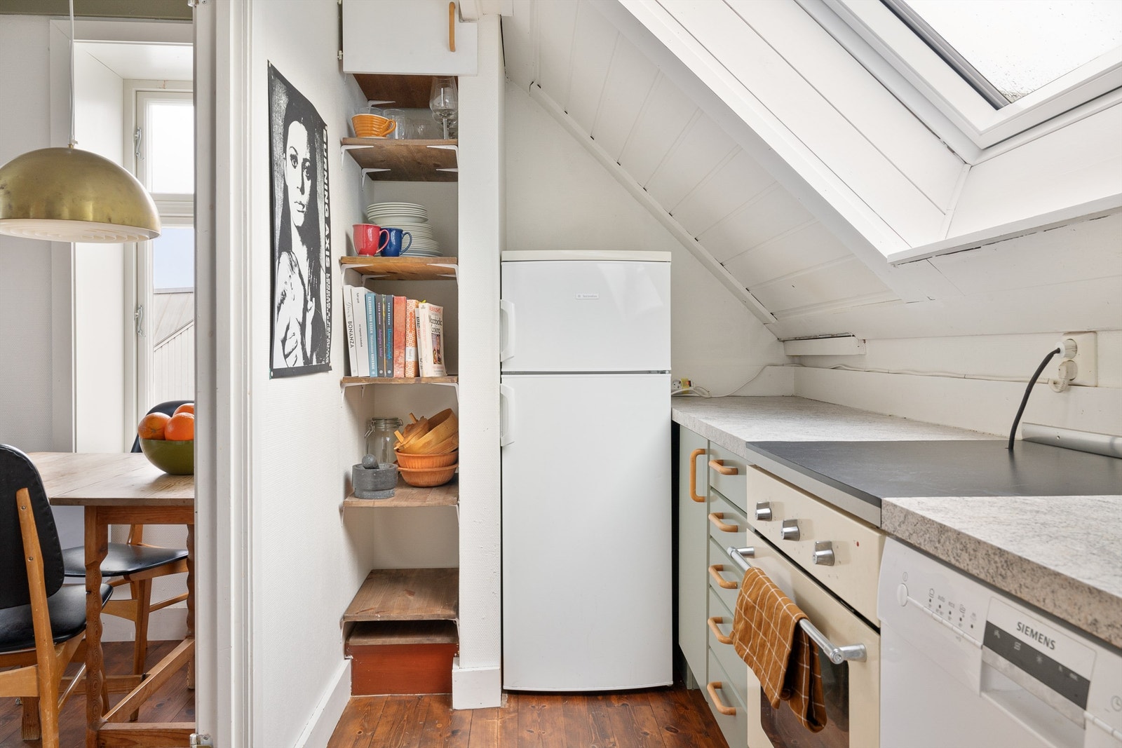 Takvinduet gir godt med lys inn på kjøkkenet. Galleribilde