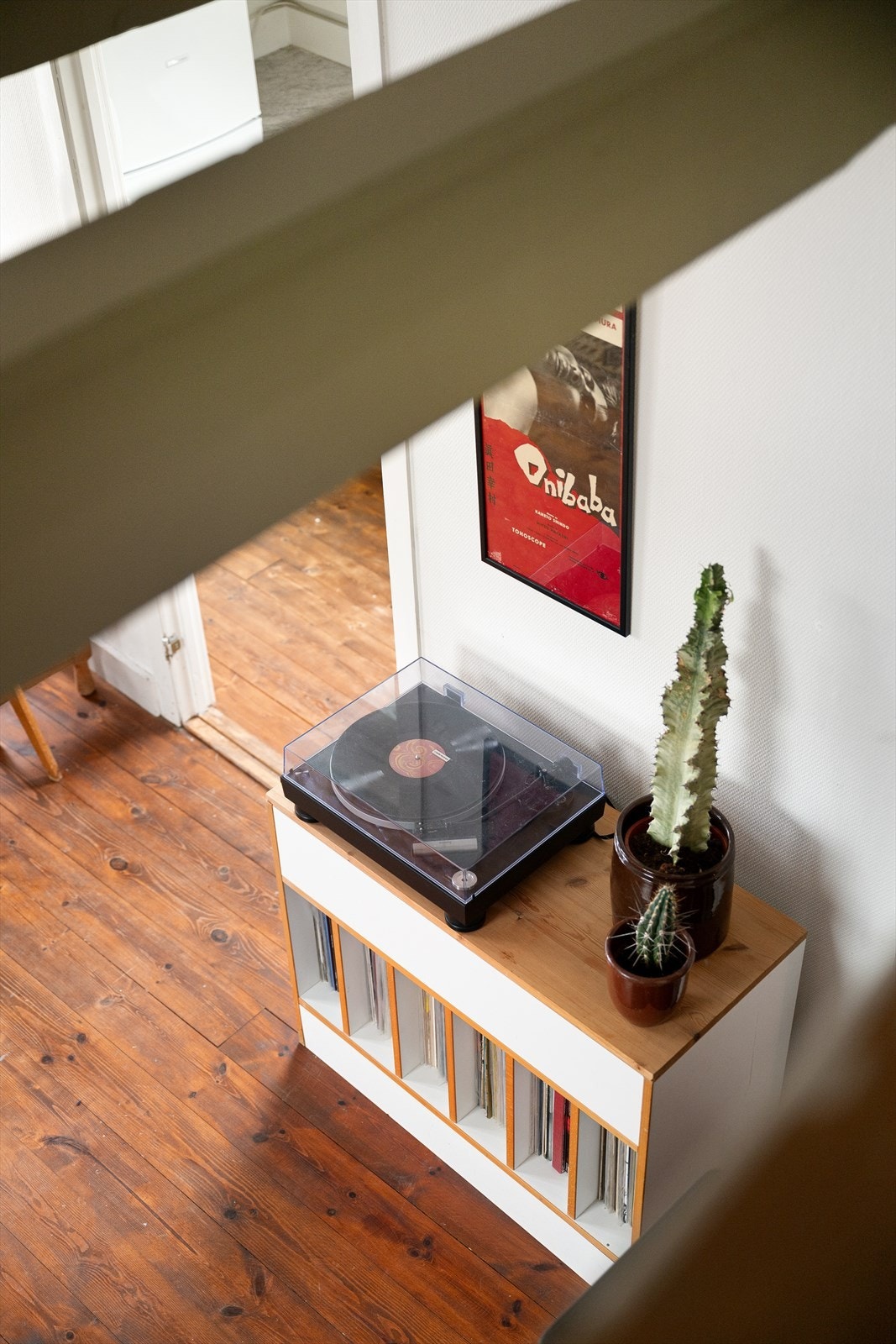 Synlige bjelkelag og åpen himling i stuen. Galleribilde