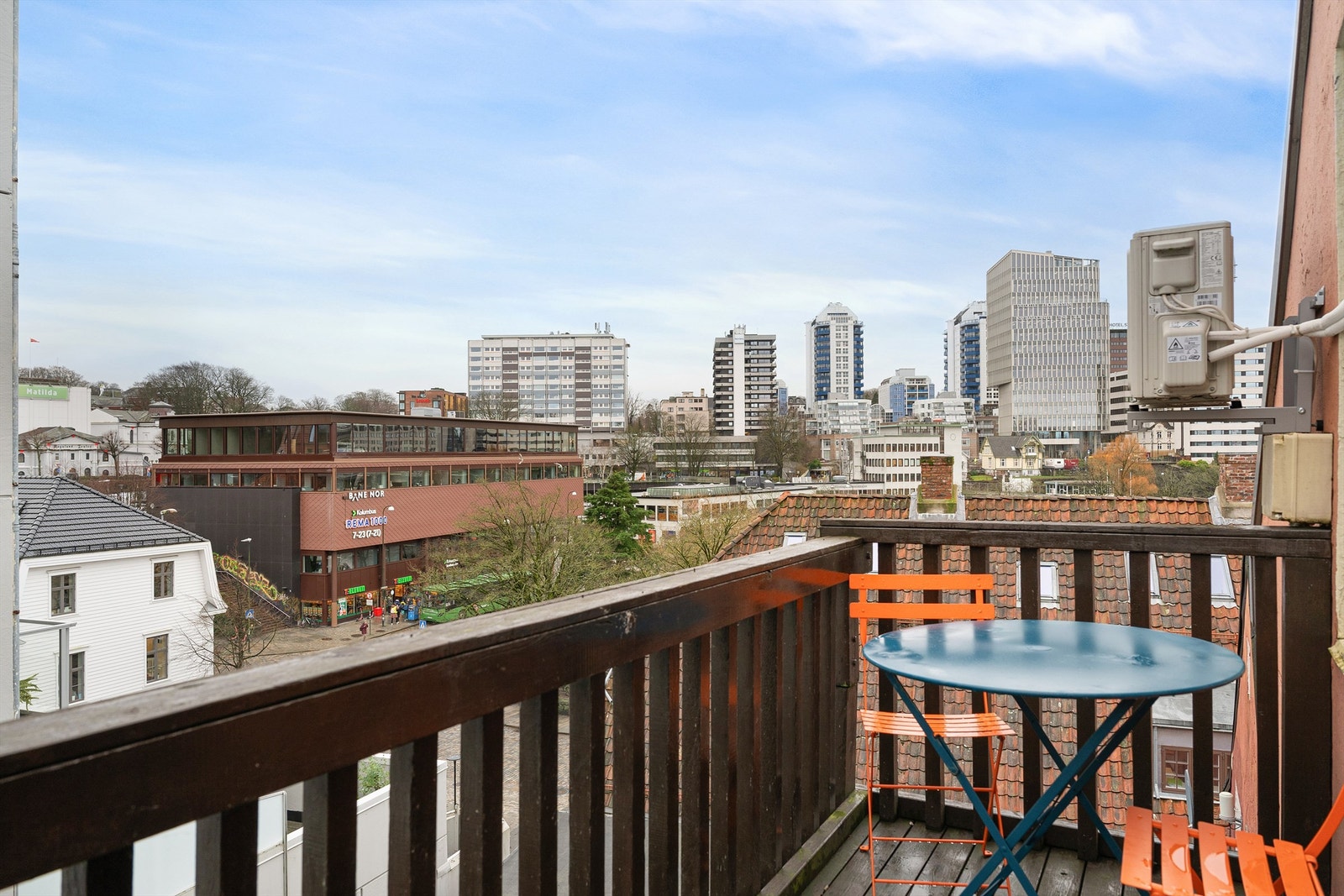 Balkong ved inngangspartiet til leiligheten. Fine solforhold. Galleribilde