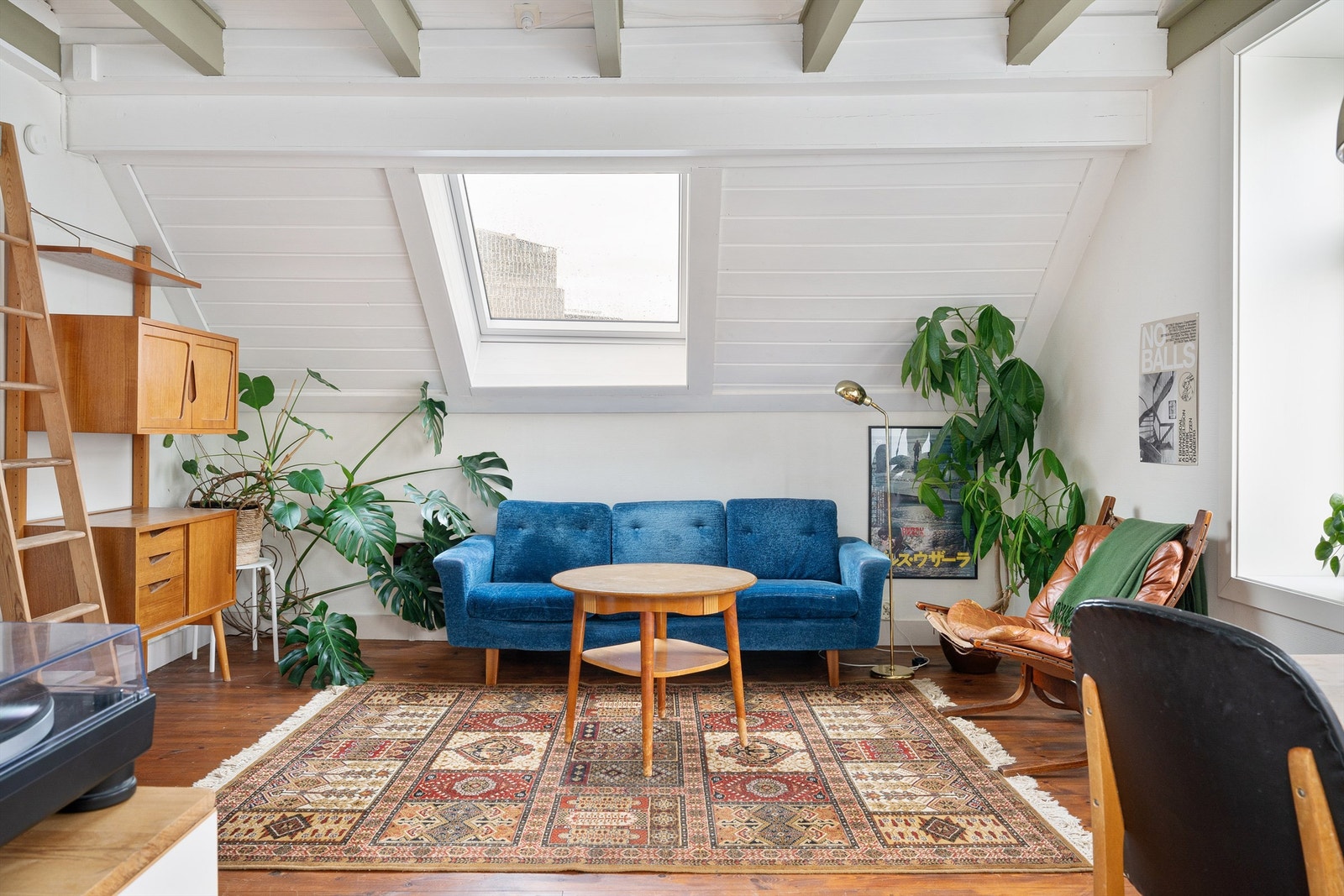 Åpen himling og synlige bjelkelag i stuen gir leiligheten er unikt uttrykk. Galleribilde