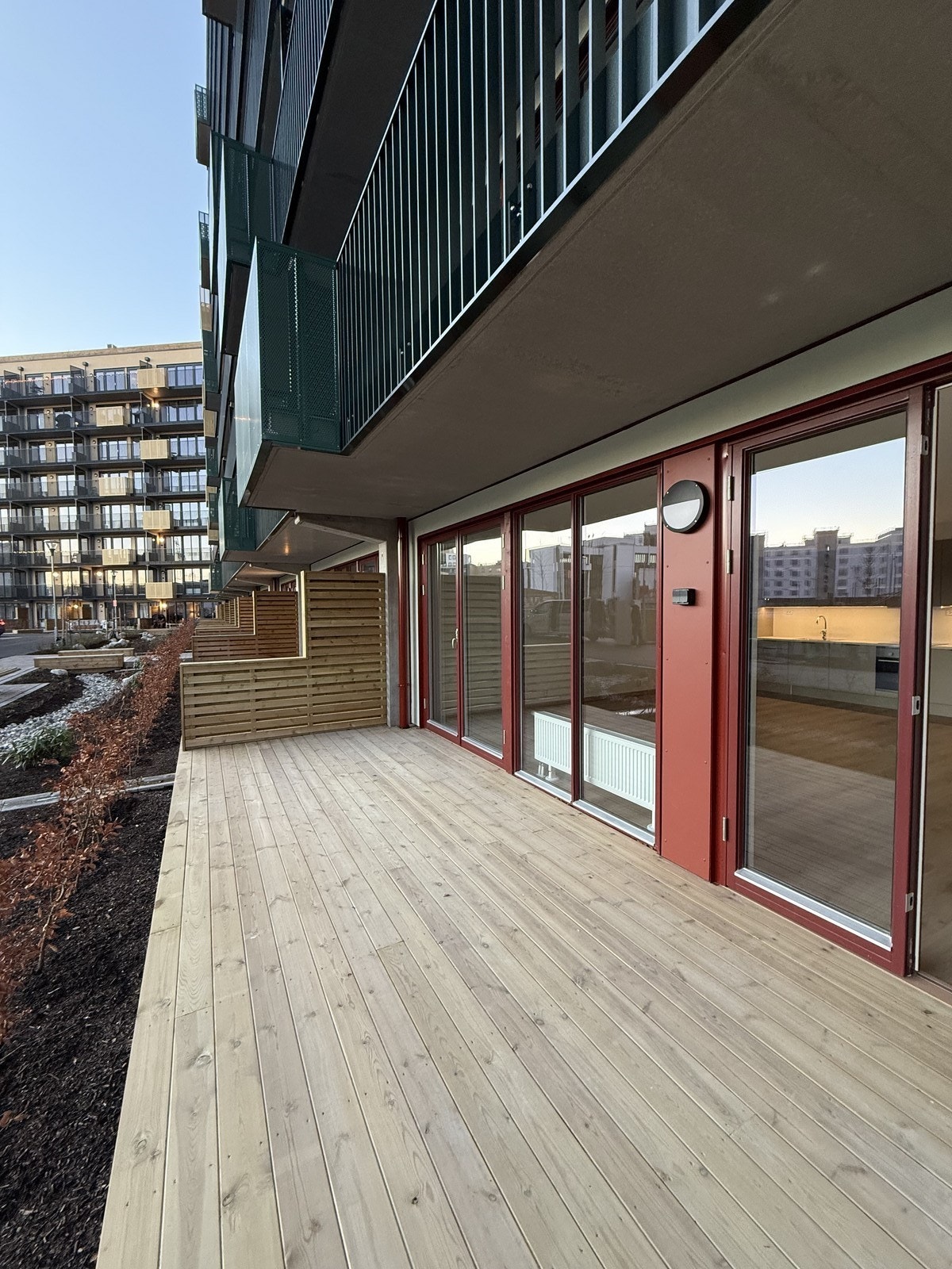 Fra stuen er det tilgang til en romslig, delvis overbygget markterrasse Galleribilde
