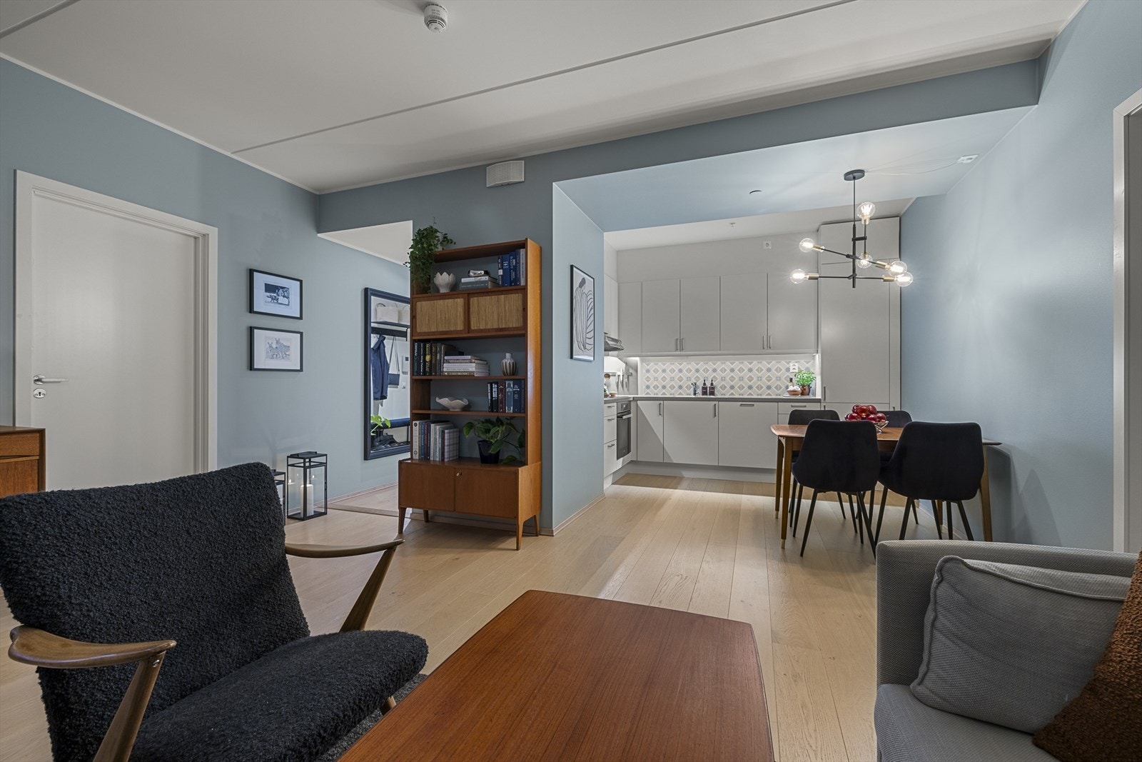 En varm og innbydende stue med rikelig plass til sofa og tilhørende møbler. Galleribilde