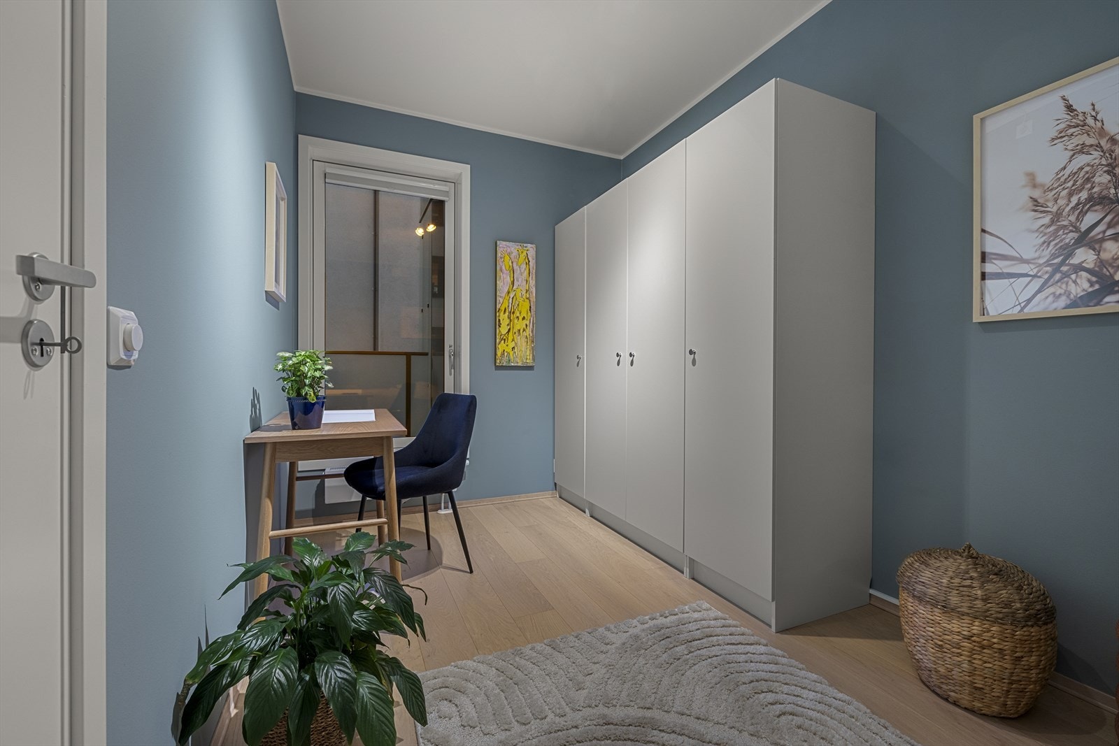 Det medfølger også to garderobeskap for ekstra oppbevaringsplass! Galleribilde