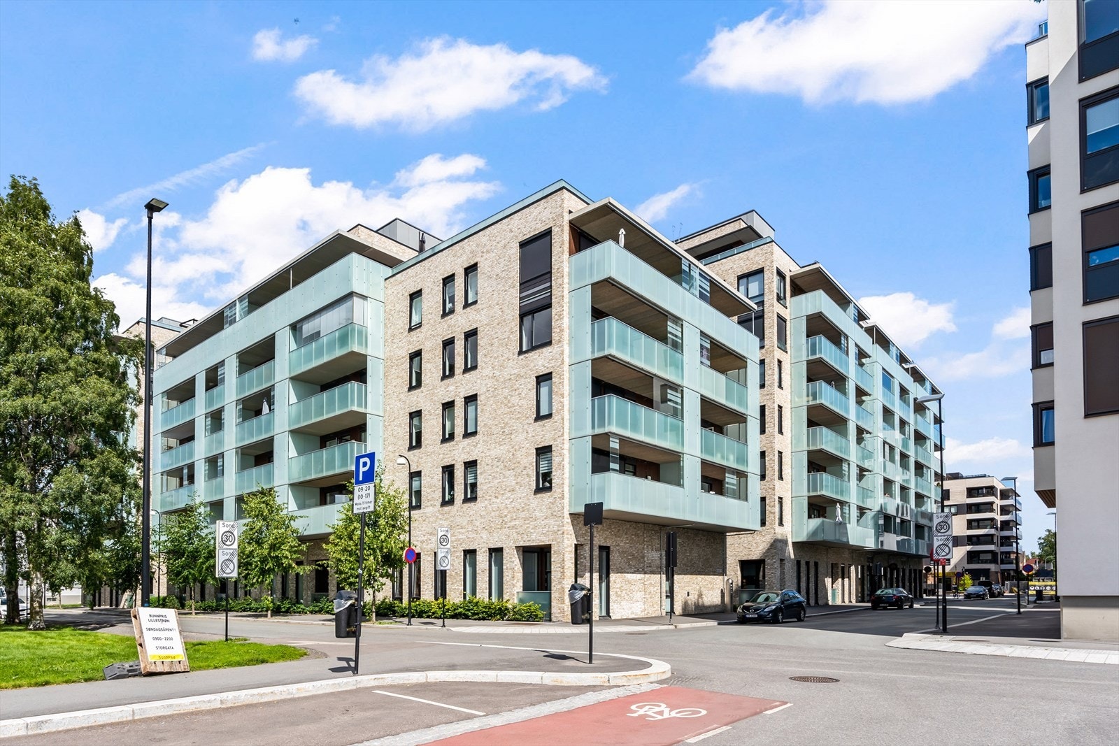 Bygget er fra 2017 med en lekker og moderne fasade. Galleribilde