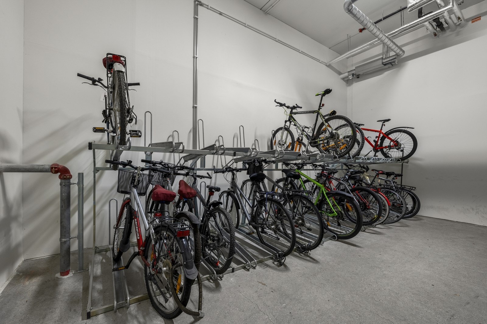 Felles sykkelstativ på bakkeplan. Galleribilde