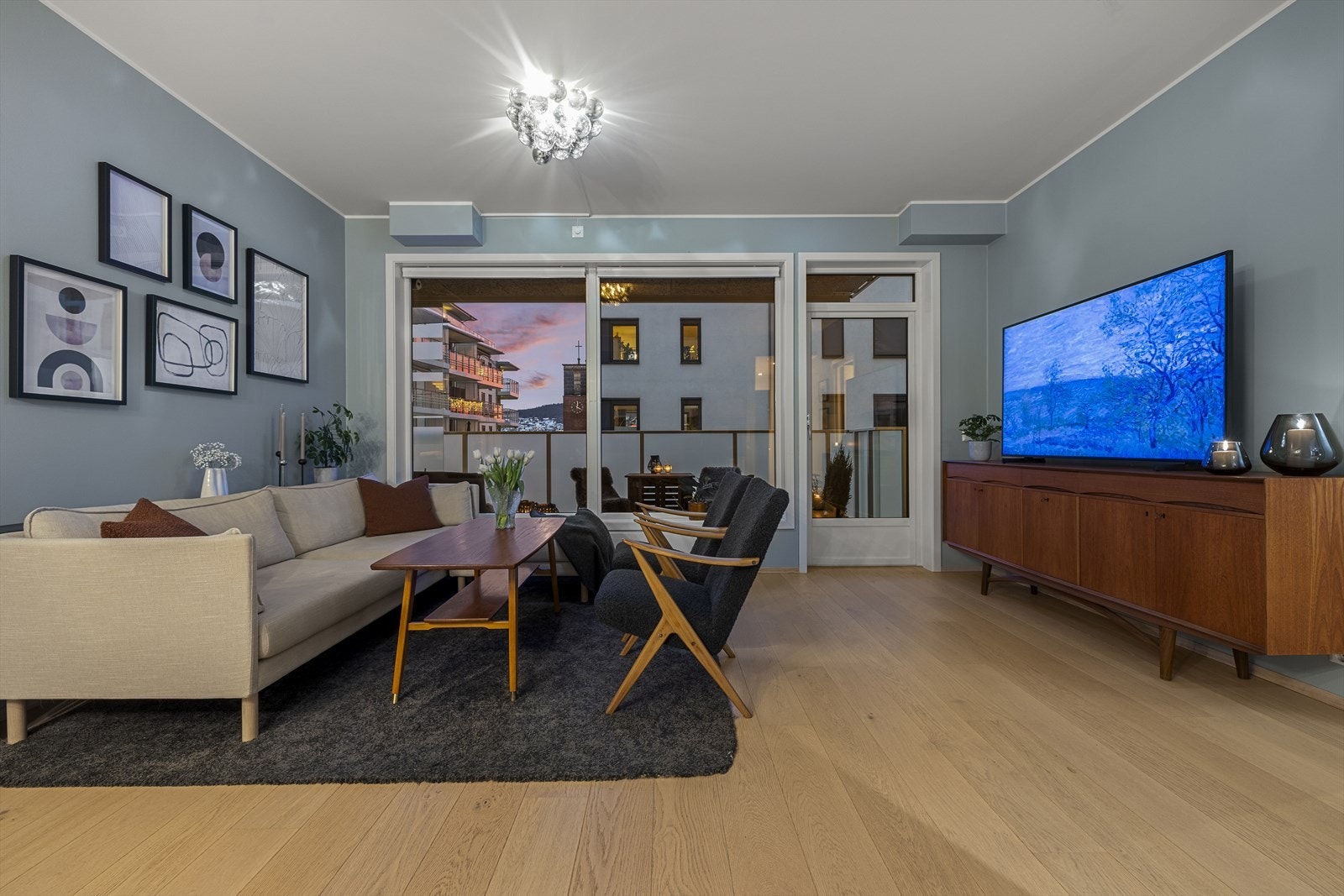 Elegant og romslig stue med store vinduer som slipper inn rikelig med dagslys og skaper en herlig følelse av åpenhet! Galleribilde