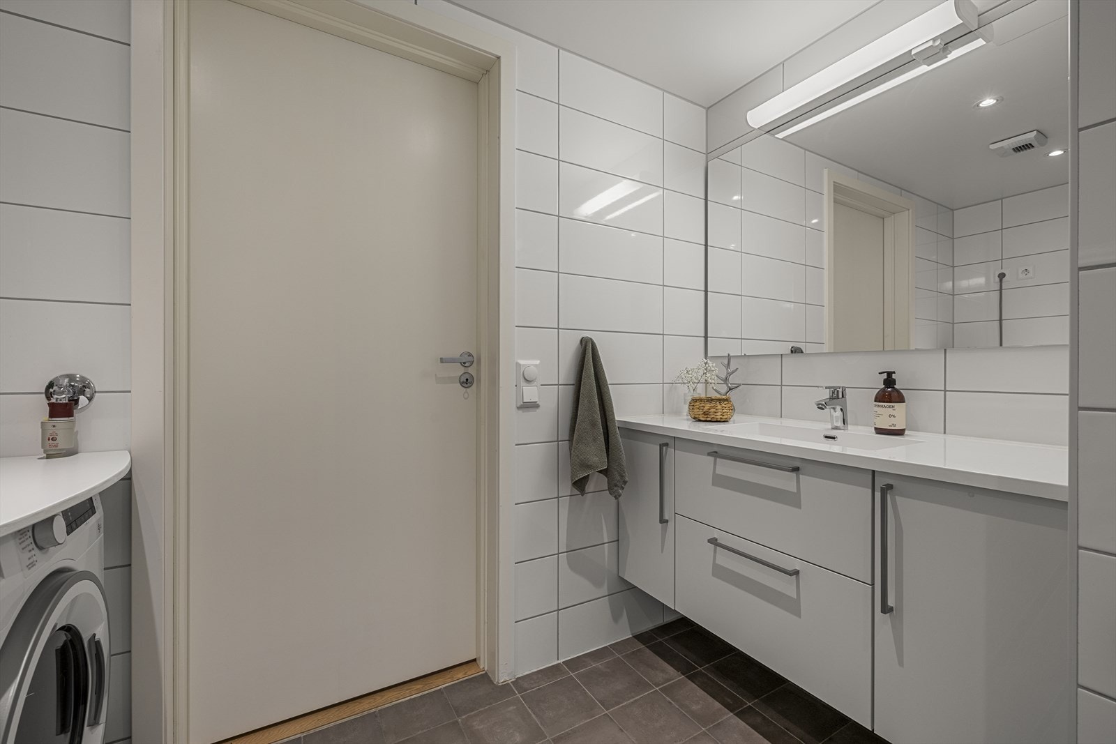Det er tilrettelagt for vaskemaskin i en funksjonell og praktisk innredning, samt godt med oppbevaringsskap. Galleribilde