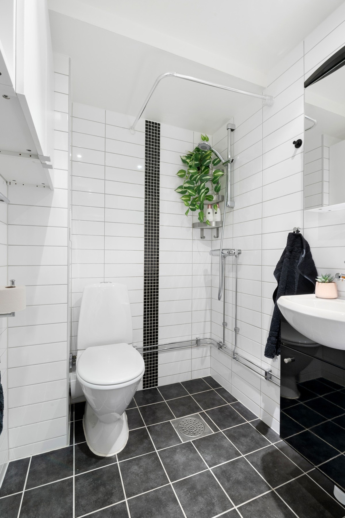 Delikat, flislagt bad med servant m/-over og underskap, dusjplass og wc. Det er gulvvarme på badet. Galleribilde