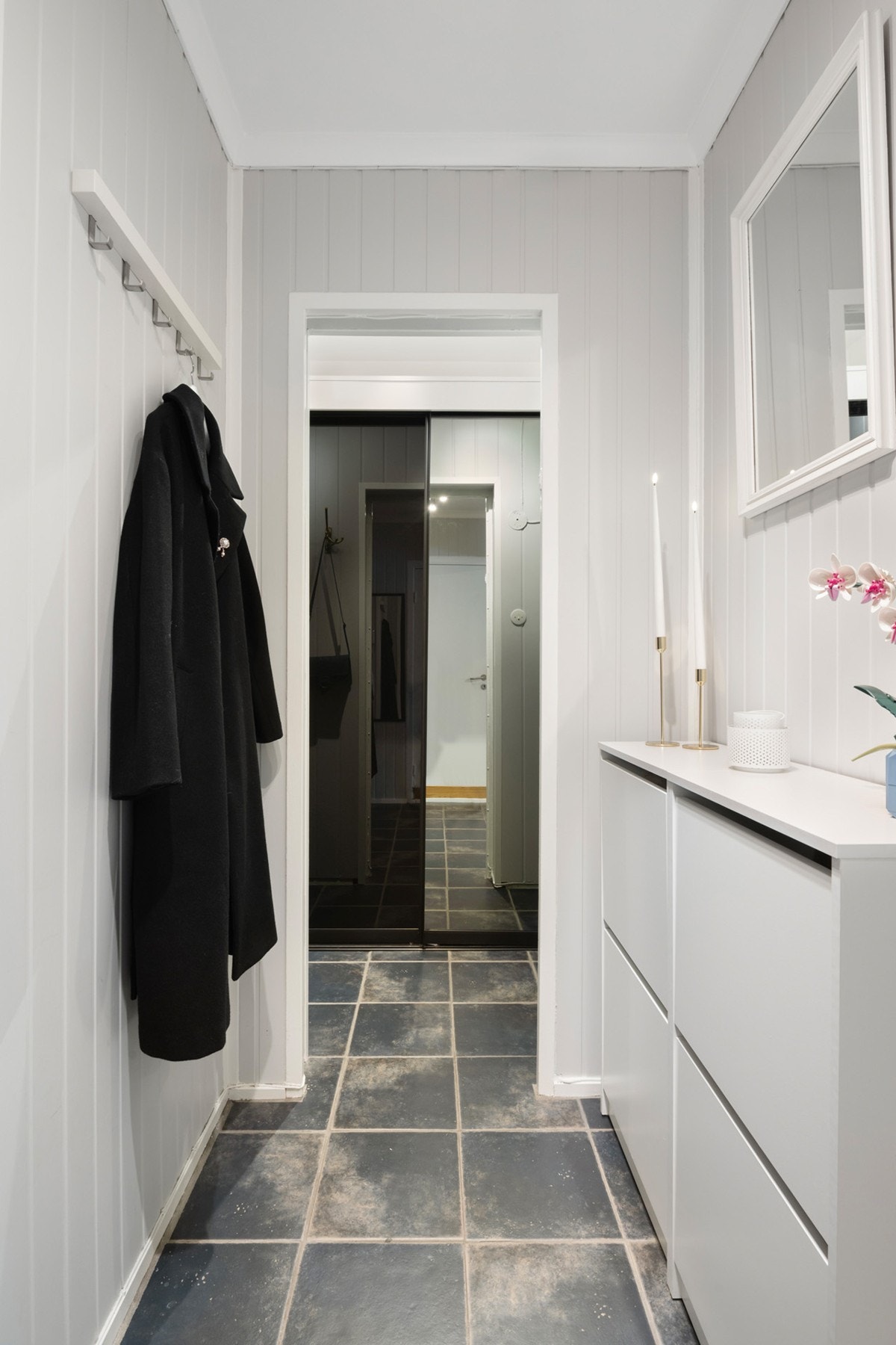 Fra entreen er det tilgang til innvendig bod med skyvedørsgarderobe med speilfronter. Galleribilde