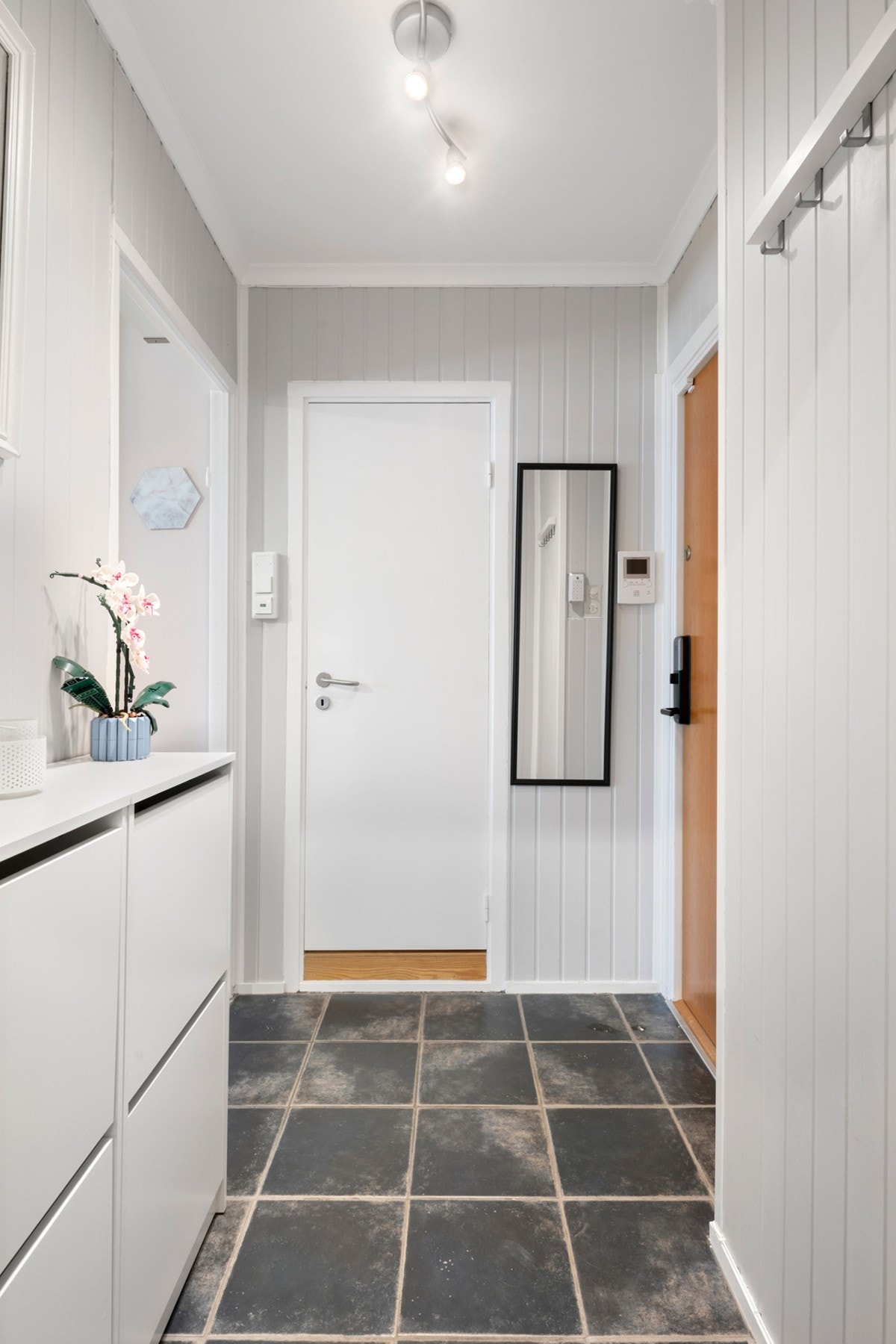 Lys og romslig entré fliser på gulv. Galleribilde