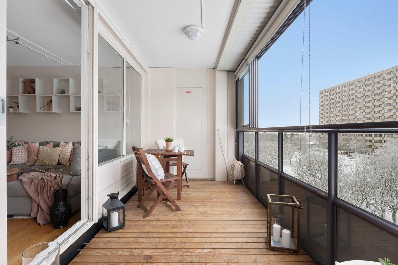 Fra stuen er det utgang til herlig, vestvendt balkong uten gjenboere med flotte solforhold. Her kan man virkelig nyte late sommerdager. Galleribilde