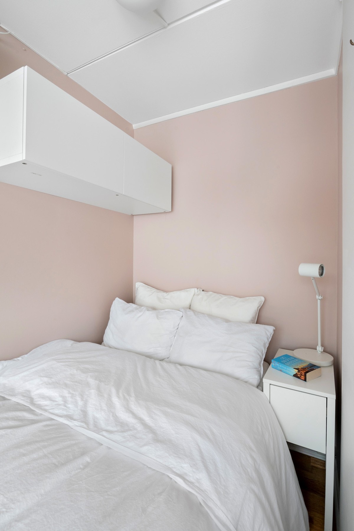 Flott og praktisk sovealkove i duse farger med vegghengt oppbevaringsplass for god utnyttelse. Galleribilde