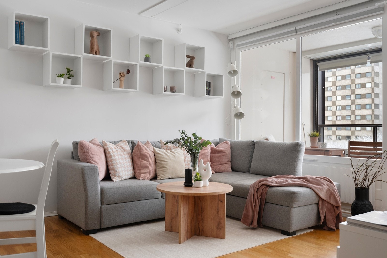 Innbydende stue i hvite toner. Galleribilde